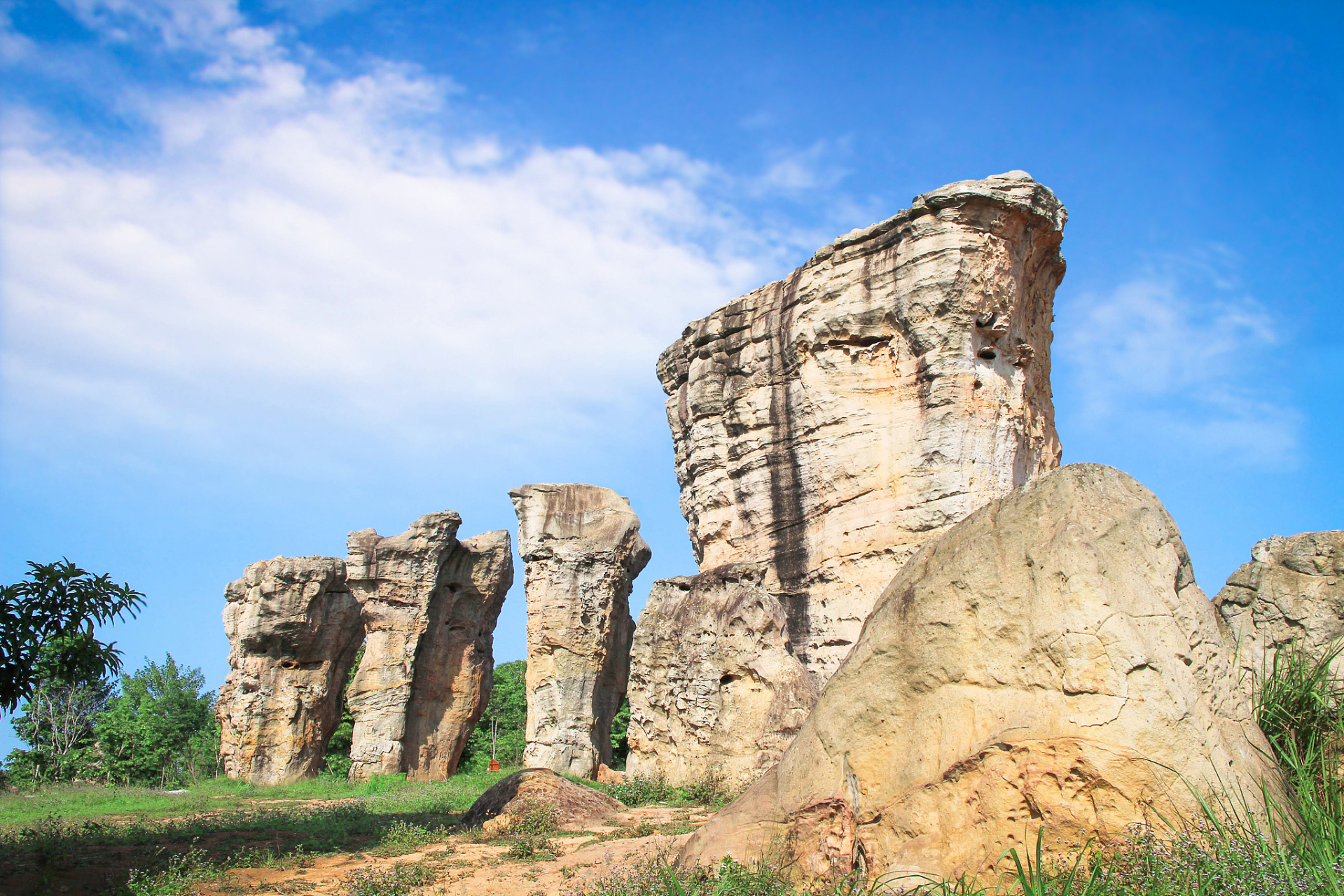 当你走进马山石林,你会被眼前的景象所震撼.