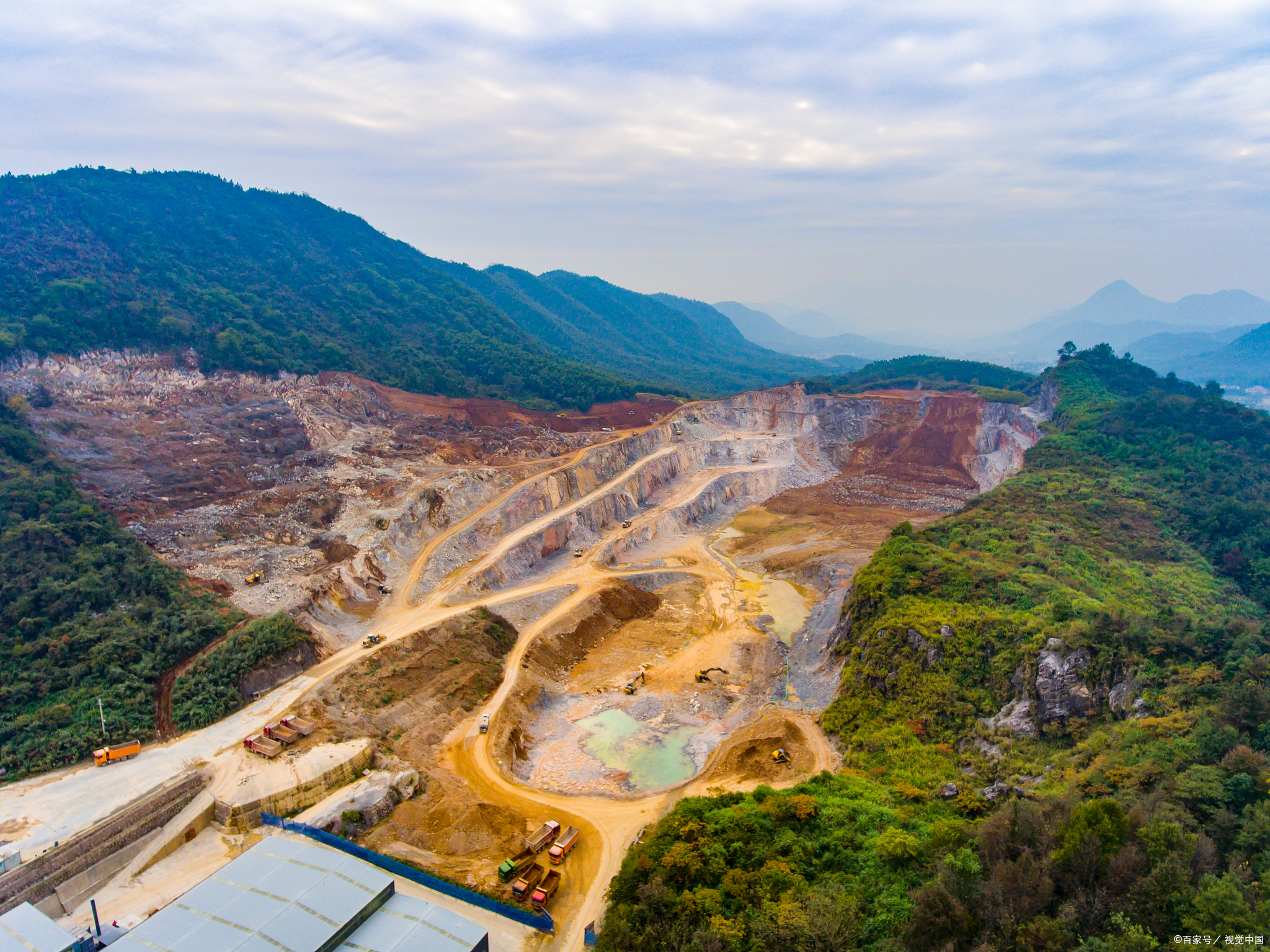 黄石国家矿山公园,位于黄石市铁山区境内,是一个以展示矿业遗迹