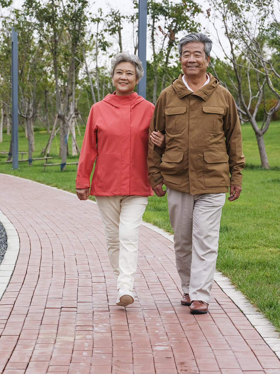 她就跟我们一边散步,一边讲他们家的事了.