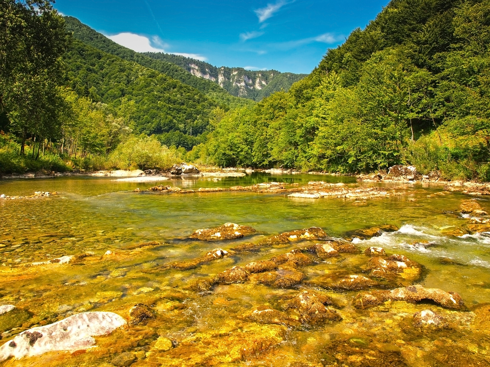 这个景区位于茂县的西北溪古镇镇,松坪沟乡境内,由叠溪古镇和松坪沟两