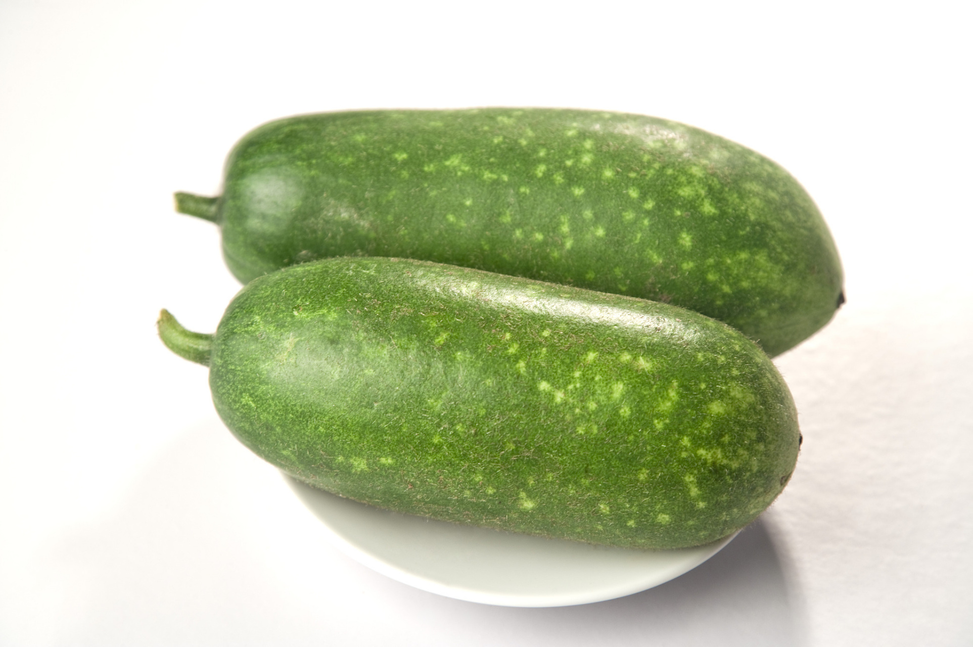 夏季吃瓜类蔬菜有益健康,如冬瓜,丝瓜,黄瓜和茄子等.