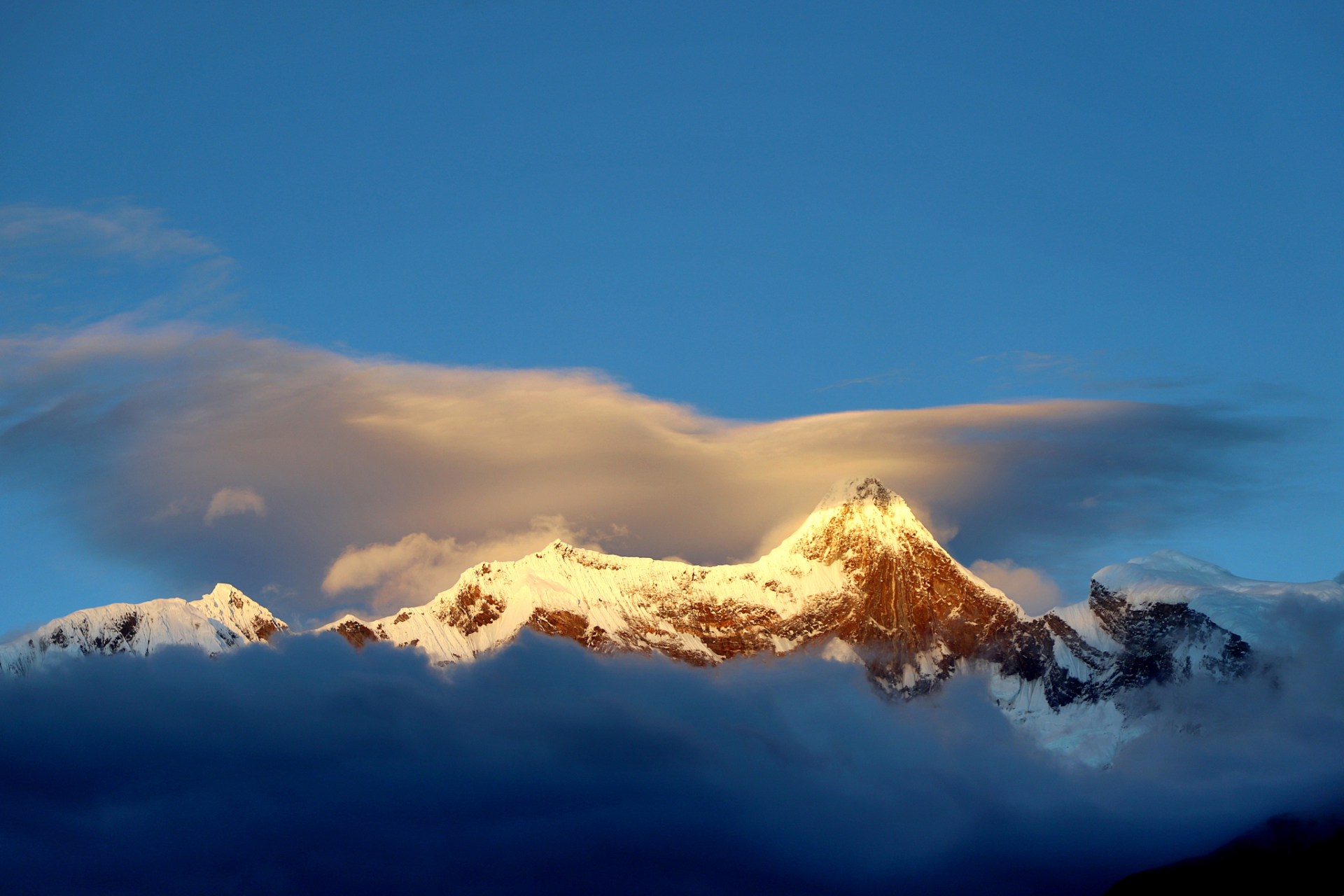 南迦巴瓦峰的壮丽景色和神秘传说使其成为西藏墨脱县的一颗璀璨明珠.