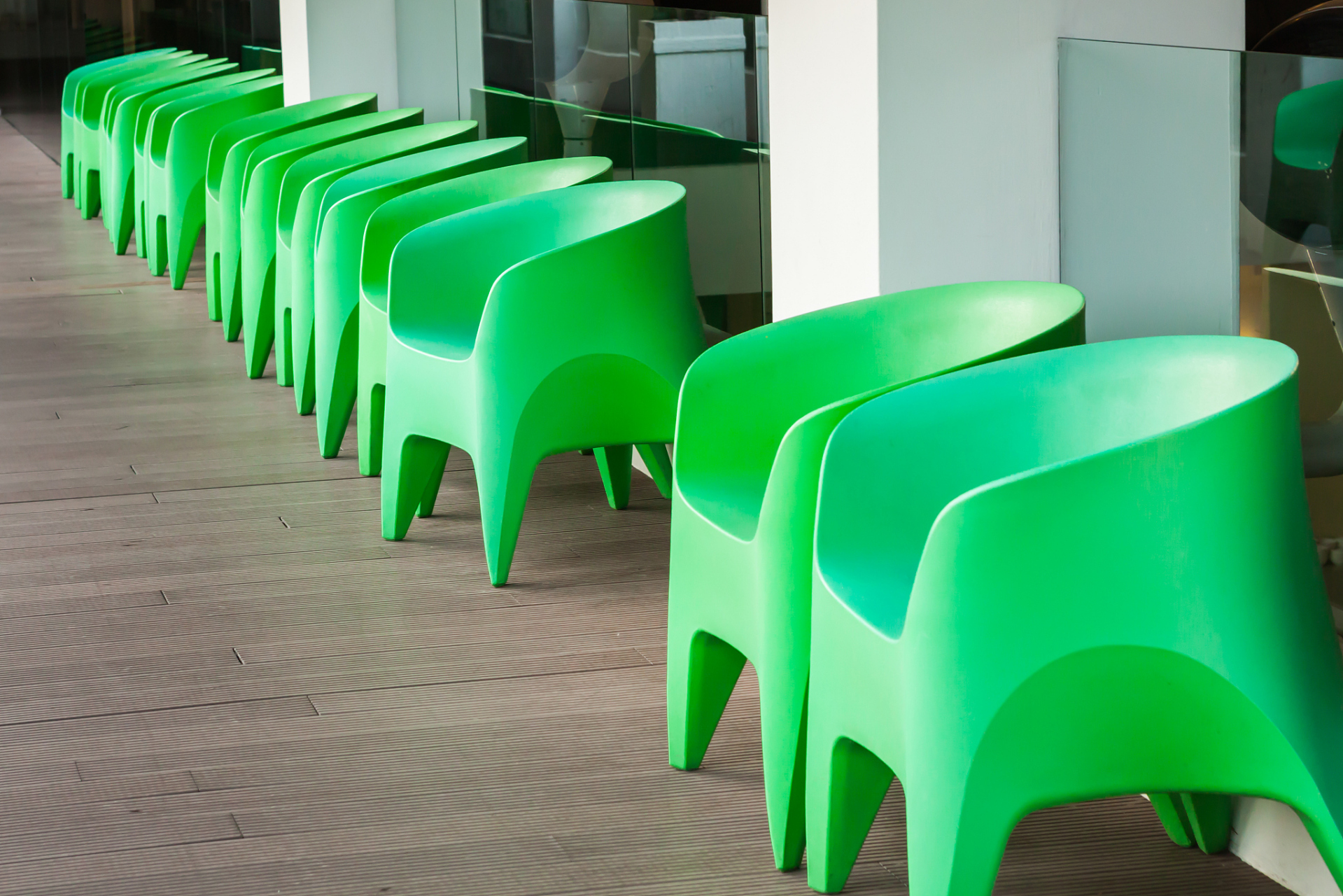 1,使用普通洗涤剂清洗塑料家具,避免使用硬物和金属刷洗刷哦.