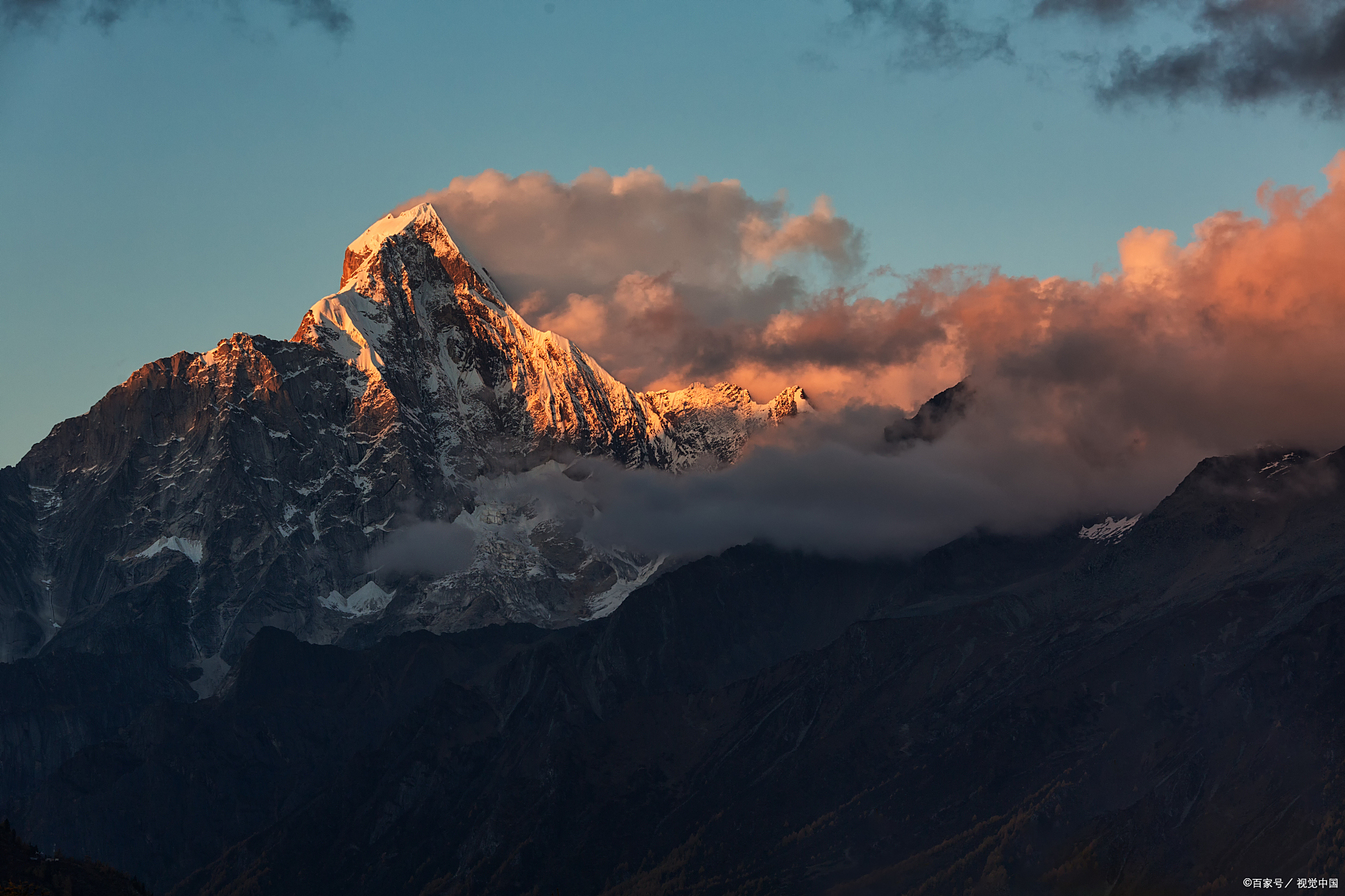 山系,与卧龙国家级自然保护区毗连,是世界自然遗产,国家级风景名胜