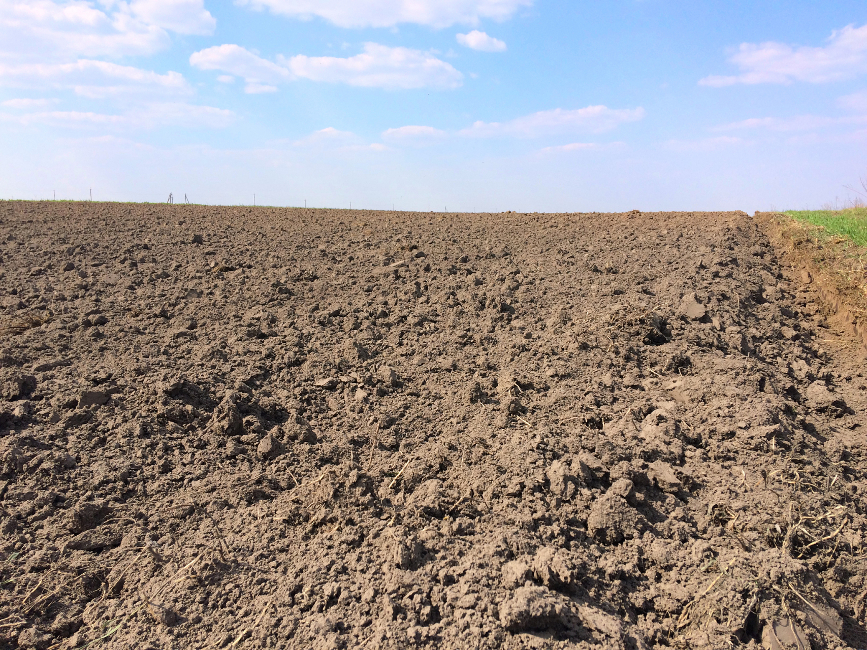 土壤污染问题严重,需推广可降解地膜,加强回收和利用,发展生态农业