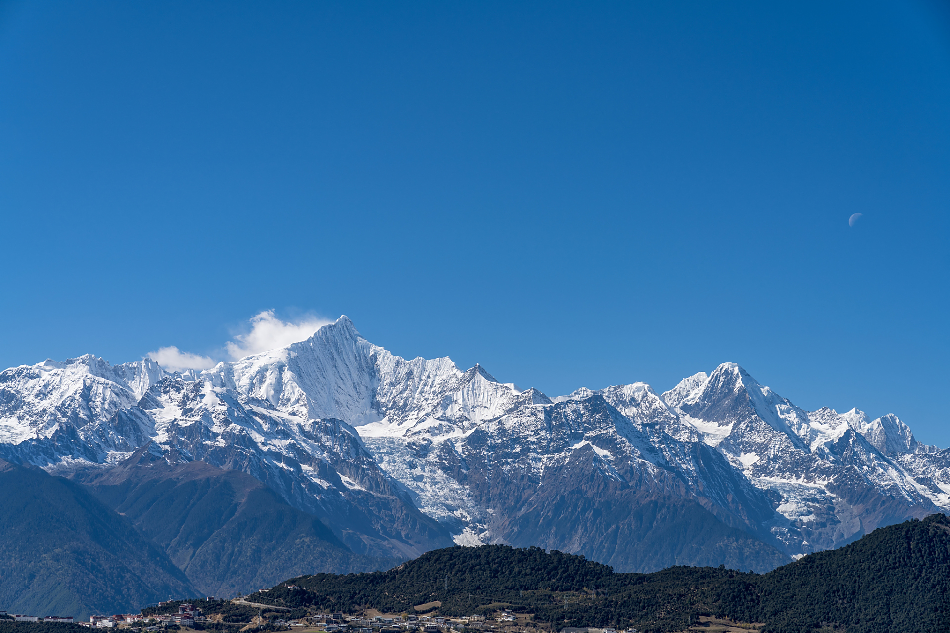 梅里雪山,位于云南省迪庆藏族自治州德钦县东北方向约10千米处,是一座