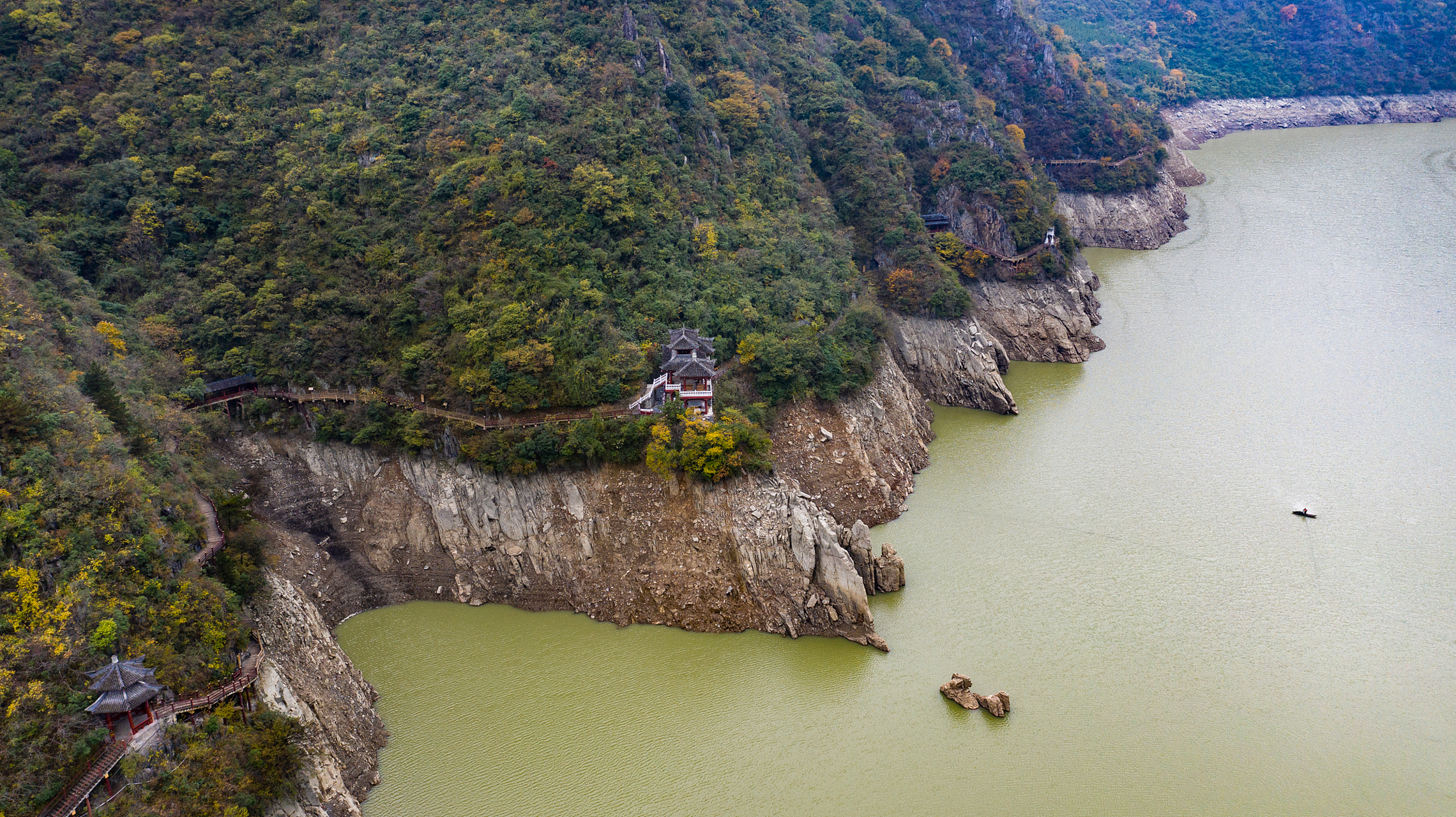 今天,让我们一起探索泾县月亮湾景区,沐浴在宁静山水和自然之美中