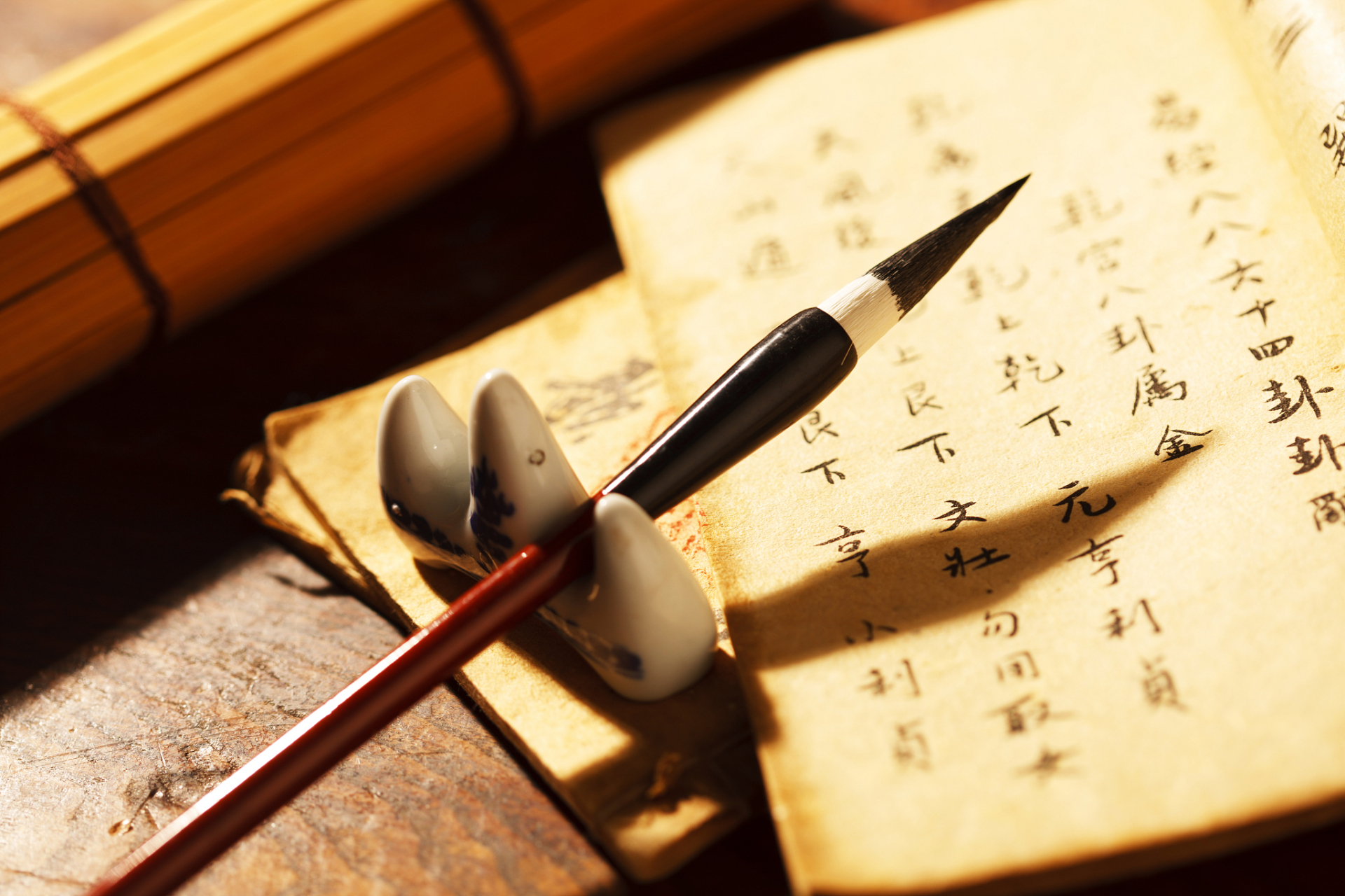 笔尖则写字锋棱易出,较易传神