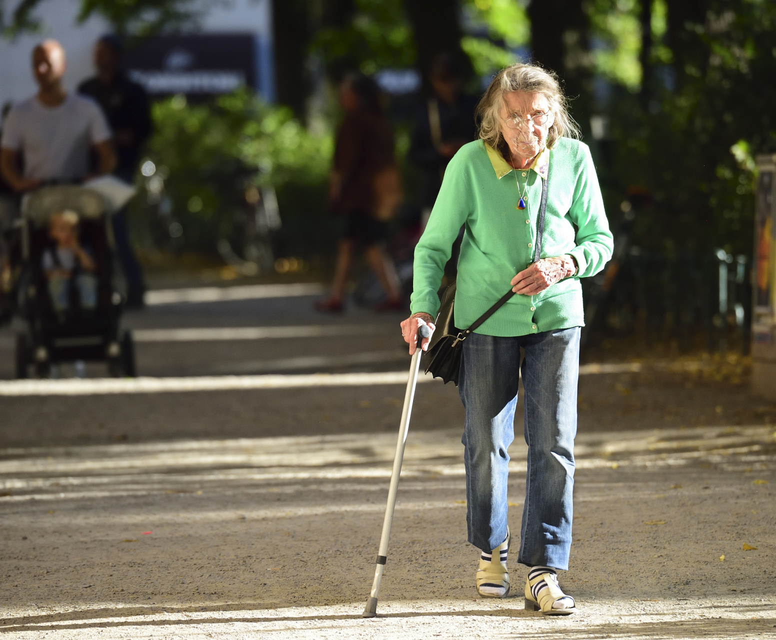 偏瘫患者通过简单的多走路去康复锻炼,不可否认确实有走好的,确市有