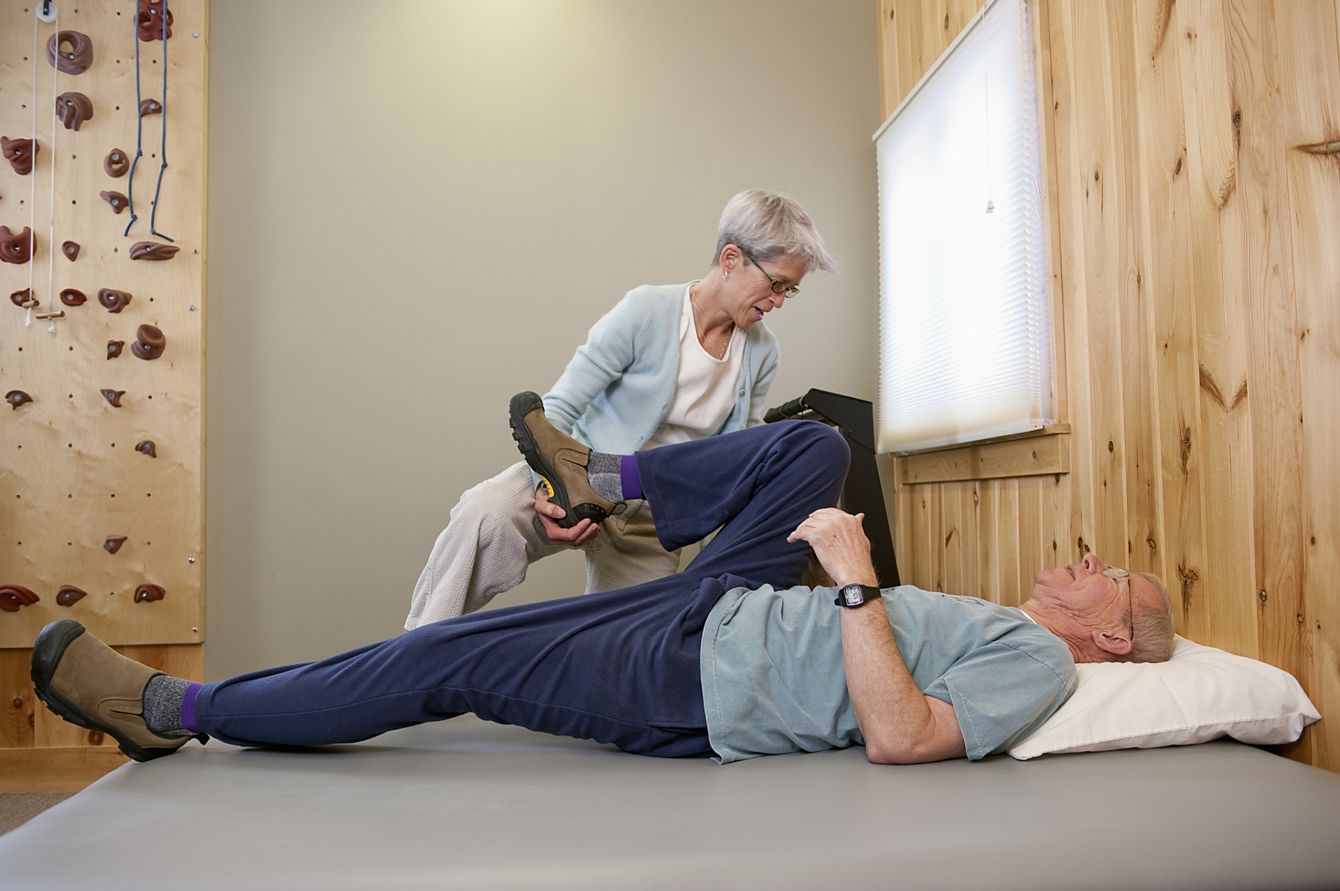 脑梗偏瘫正确康复训练#  在脑卒中患者早期躺在床上时,可以进行以下