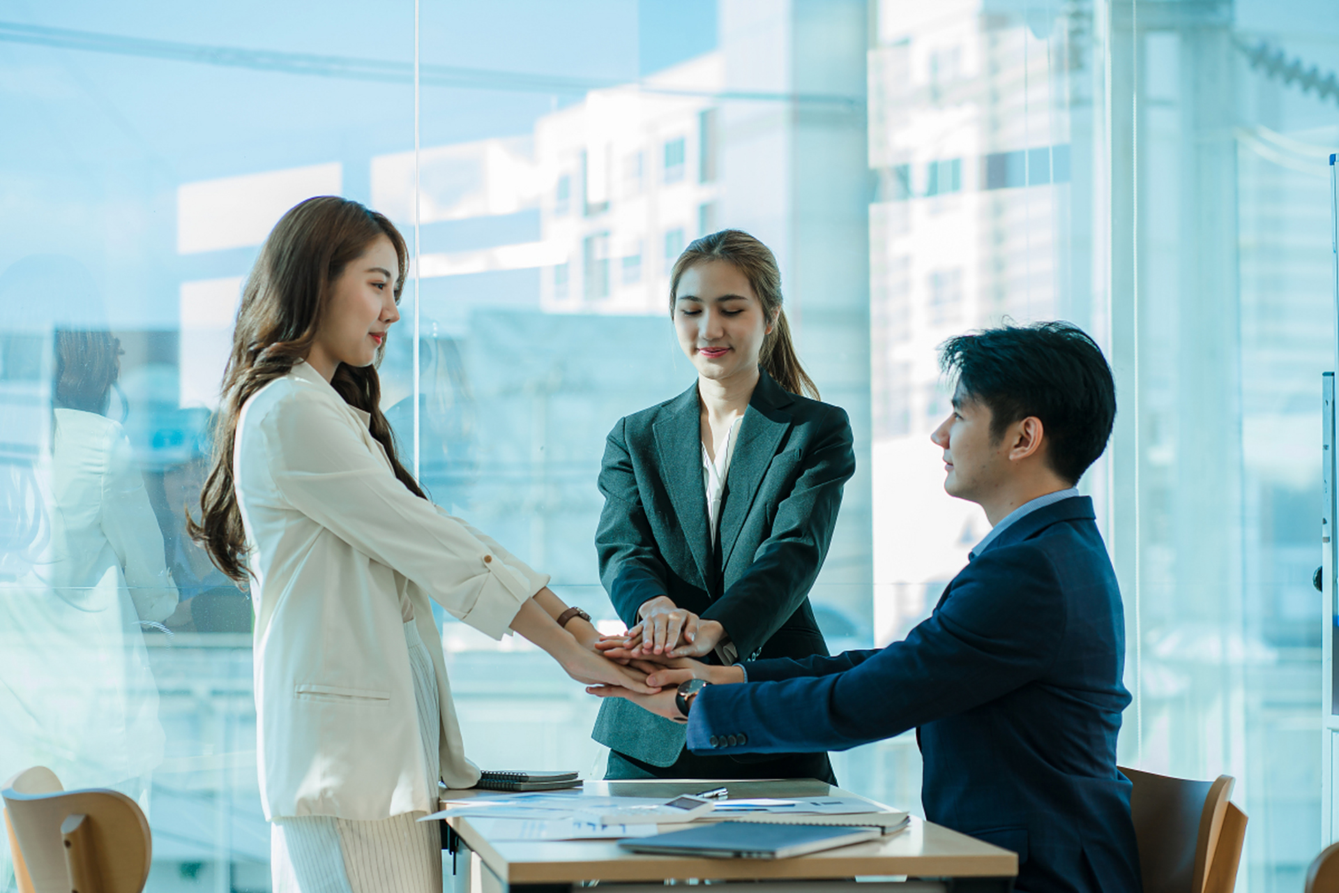 1,同事之间互帮互助没问题,但不要帮忙决策,传递信息以及监督.