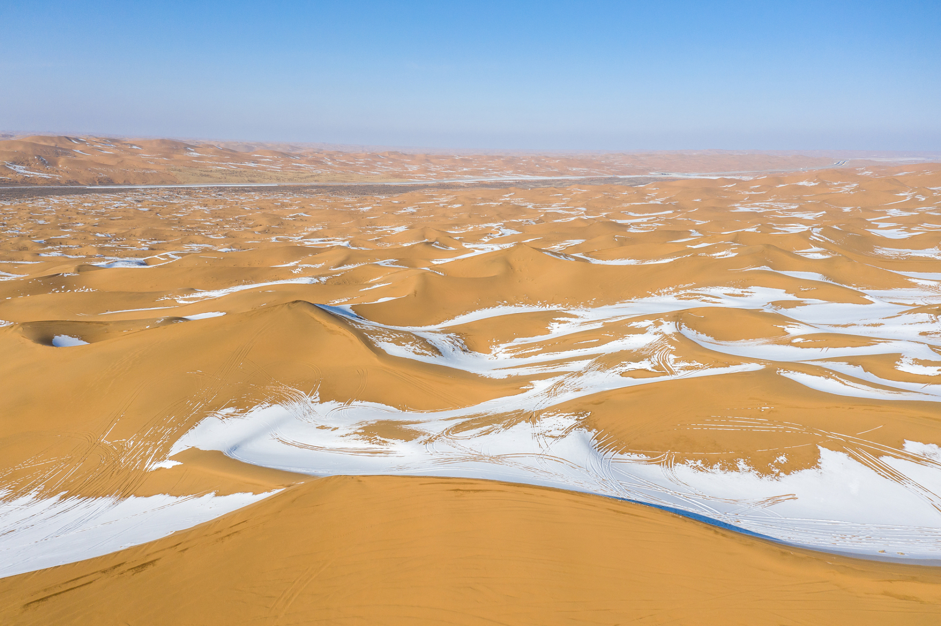 在这片广袤的沙漠中,沙丘像波涛汹涌的海浪一样翻滚,仿佛进入了一个