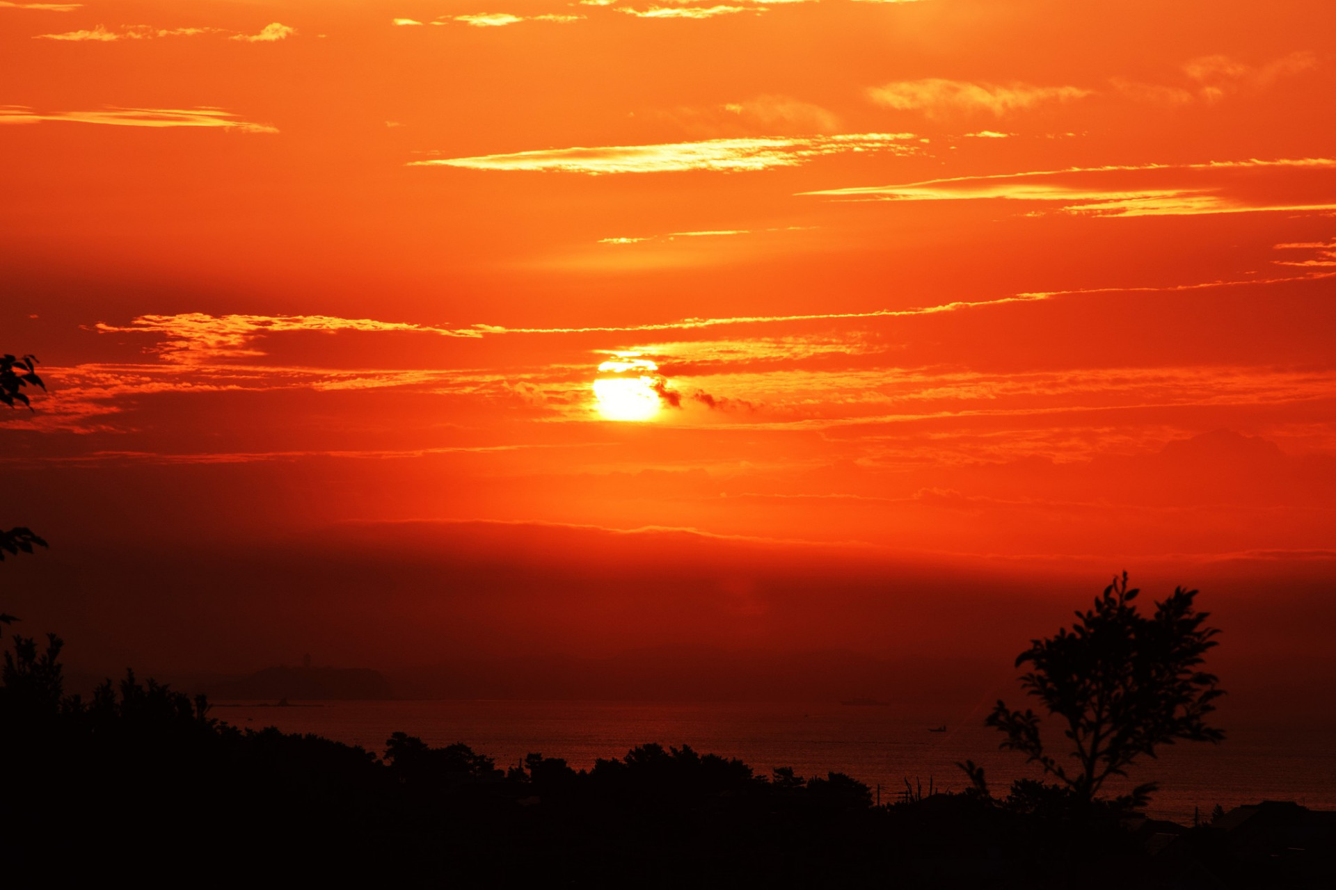 日出是希望的象征,当曙光逐渐冲破黎明前最黑暗的包围,红彤彤的霞光给