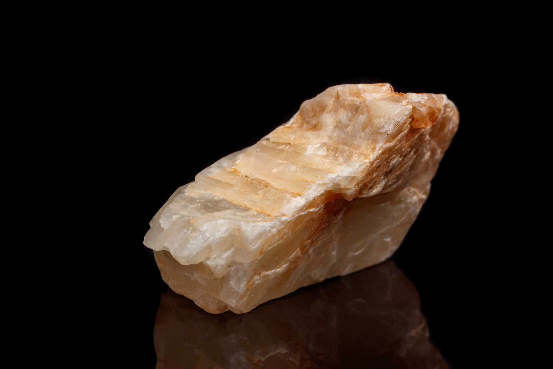 和田玉籽料都是在河床中自然形成的,在自然状态下,和田玉经历了亿万年