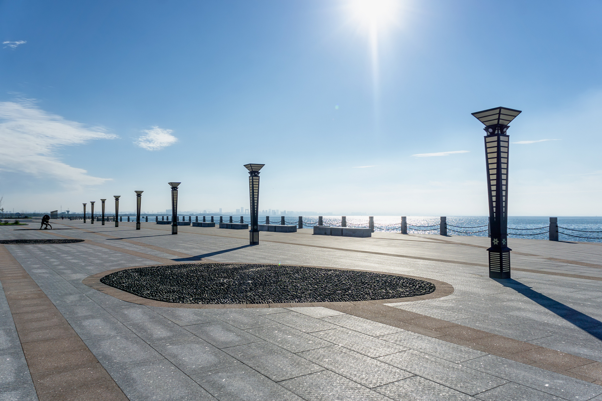 9499 汉口江滩公园位于武汉市汉口区,是武汉最著名的公园之一.