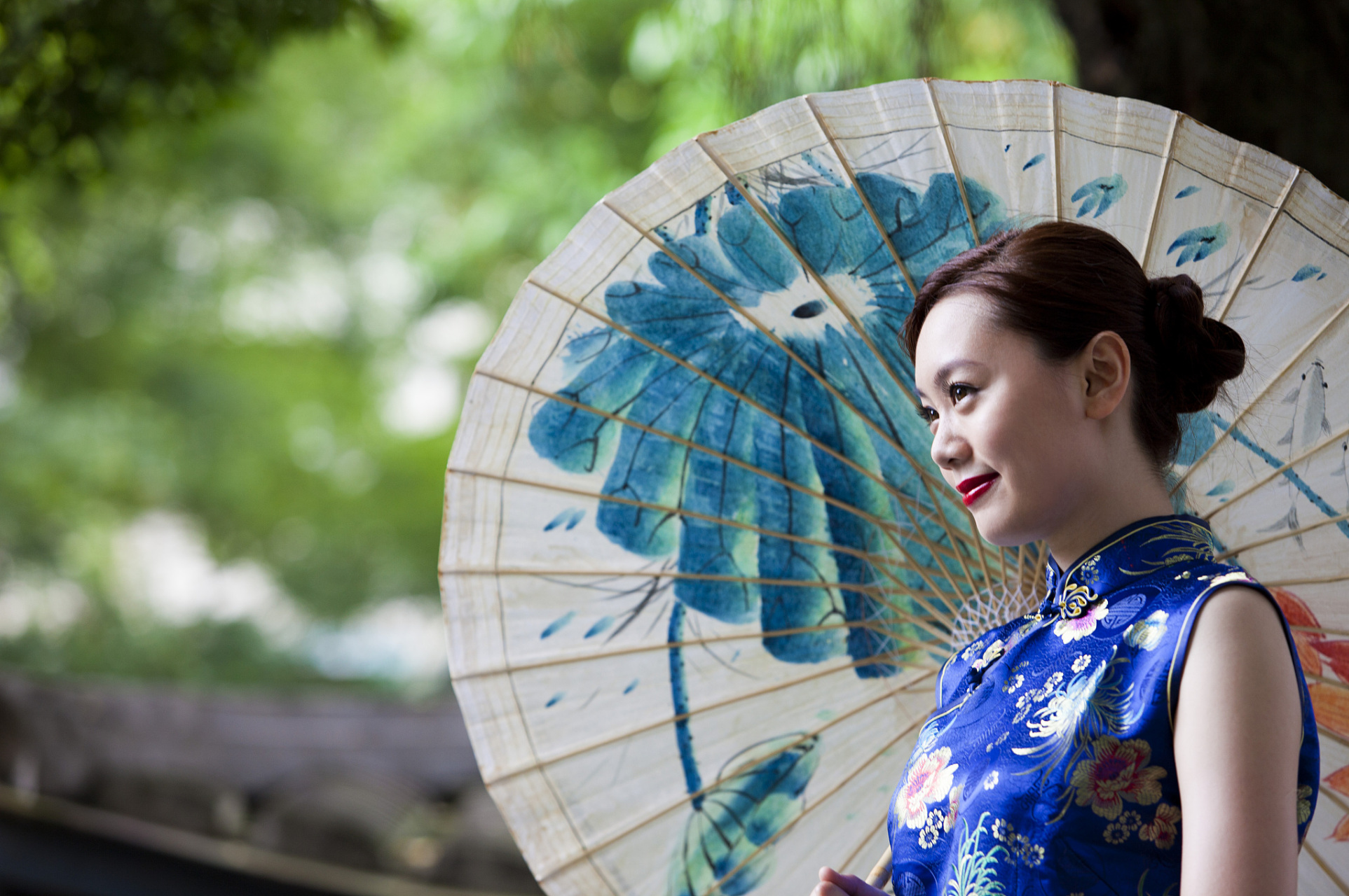 生活的时尚范本,她穿的旗袍就是老爷子做的常找他做旗袍的还有陈香梅