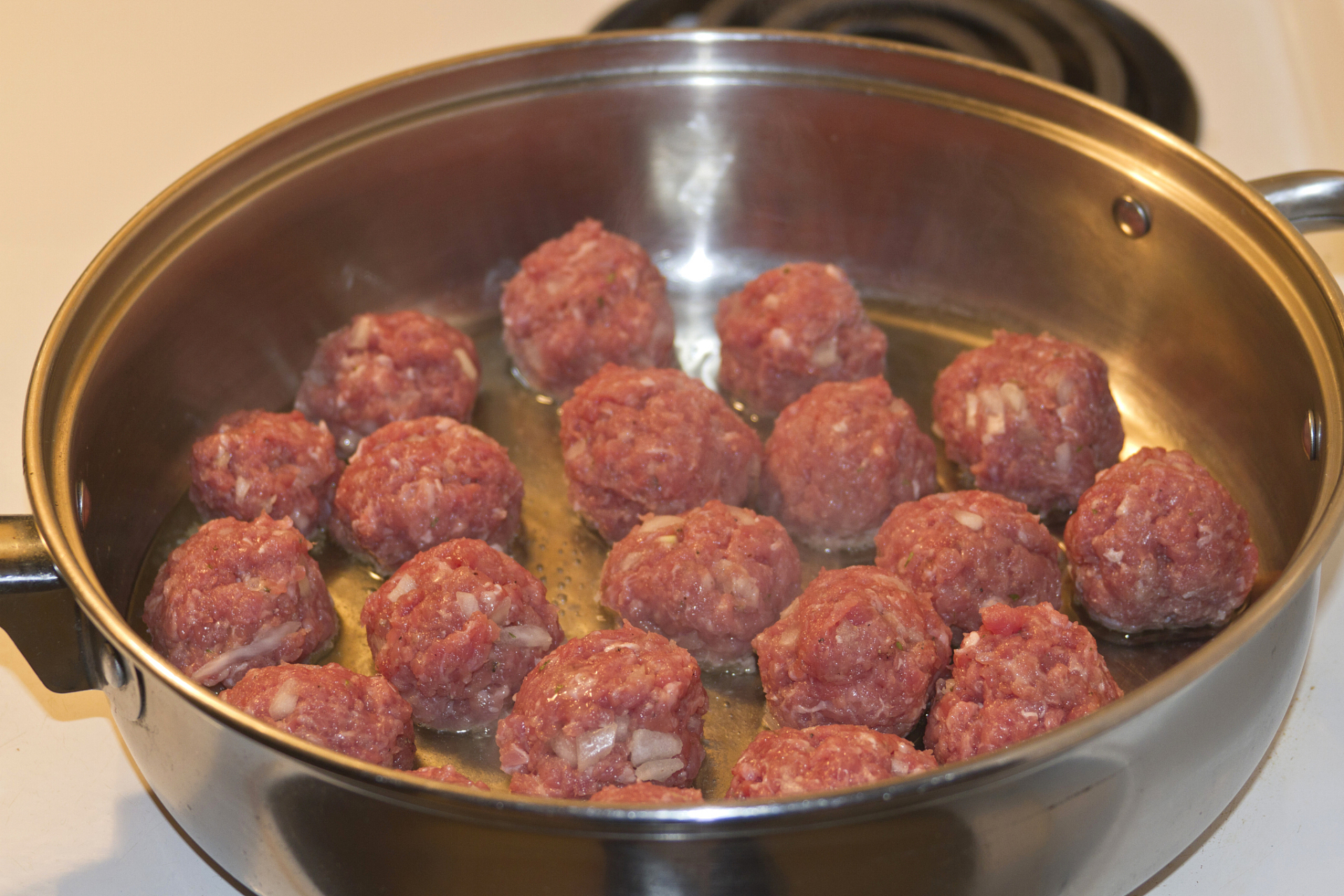 客家传统美食之开锅肉丸 开锅肉丸是梅州地区的传统特色小吃,是一道