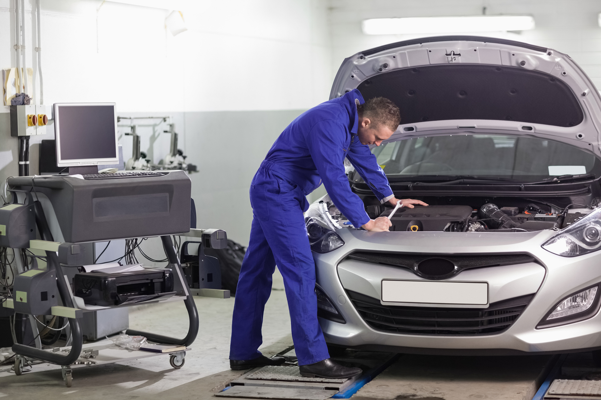 汽车钣金是一种汽车维修技术,它涉及到对受损的汽车车身进行修复和