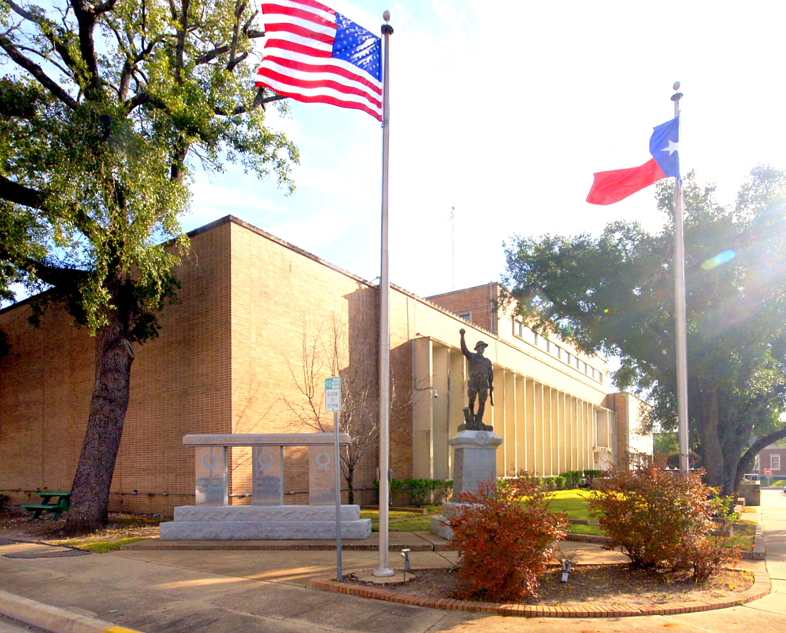 九月动态激励计划# 美国驻黎巴嫩大使馆外发生枪击事件,使馆大门被