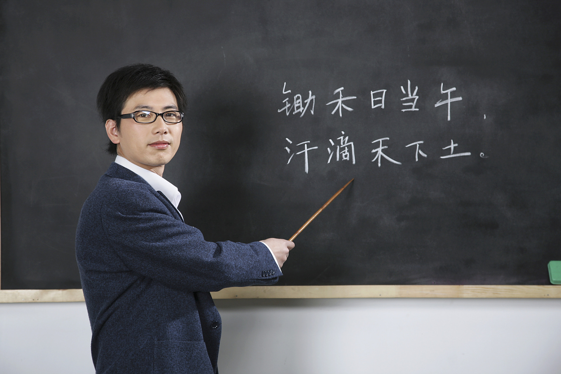 截至2022年6月底,我国中小学教职工编制已达标,但学