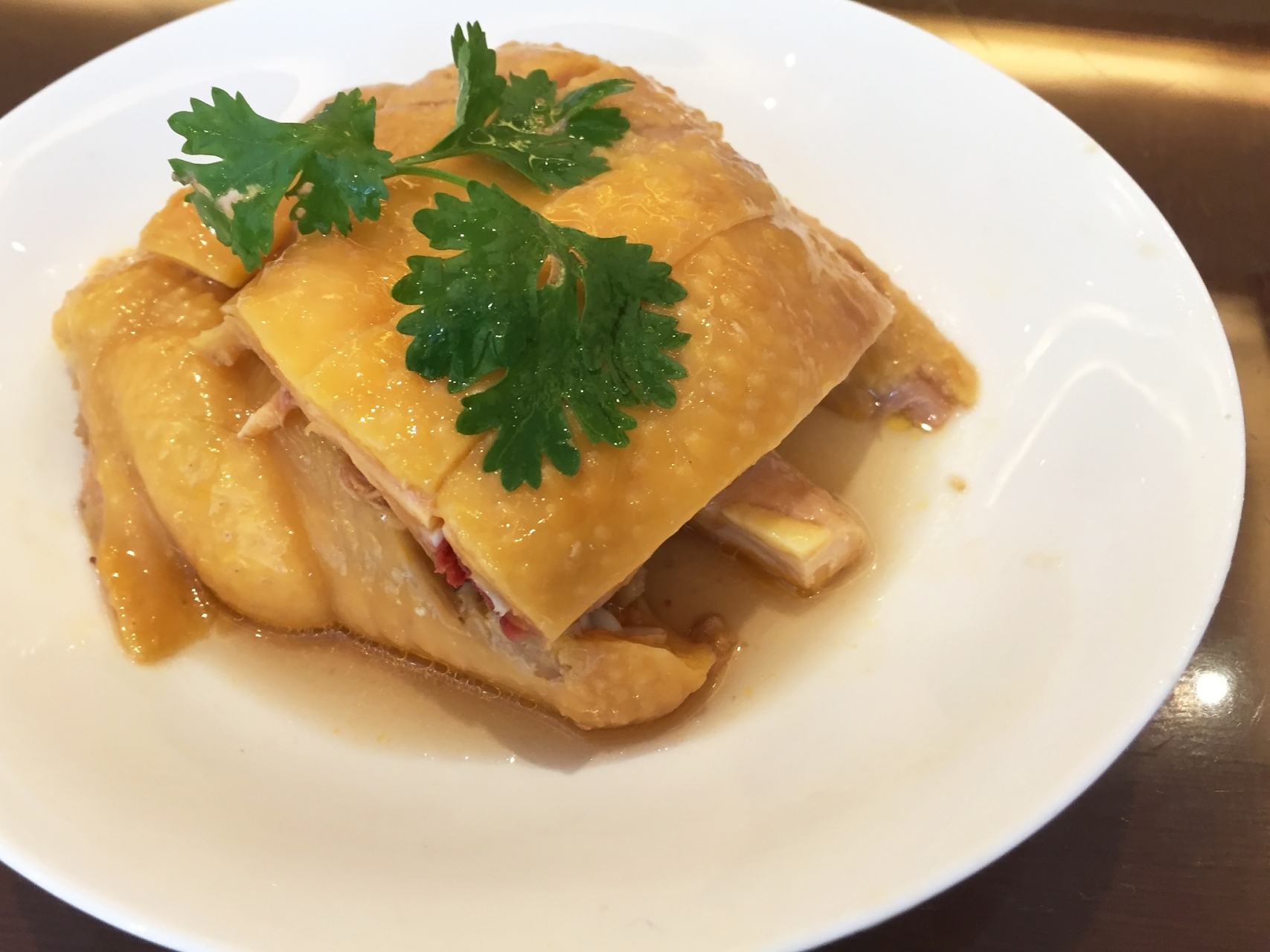 白切胡须鸡:这是惠州龙门县的特产,以其原汁原味和香滑可口的鸡皮而受