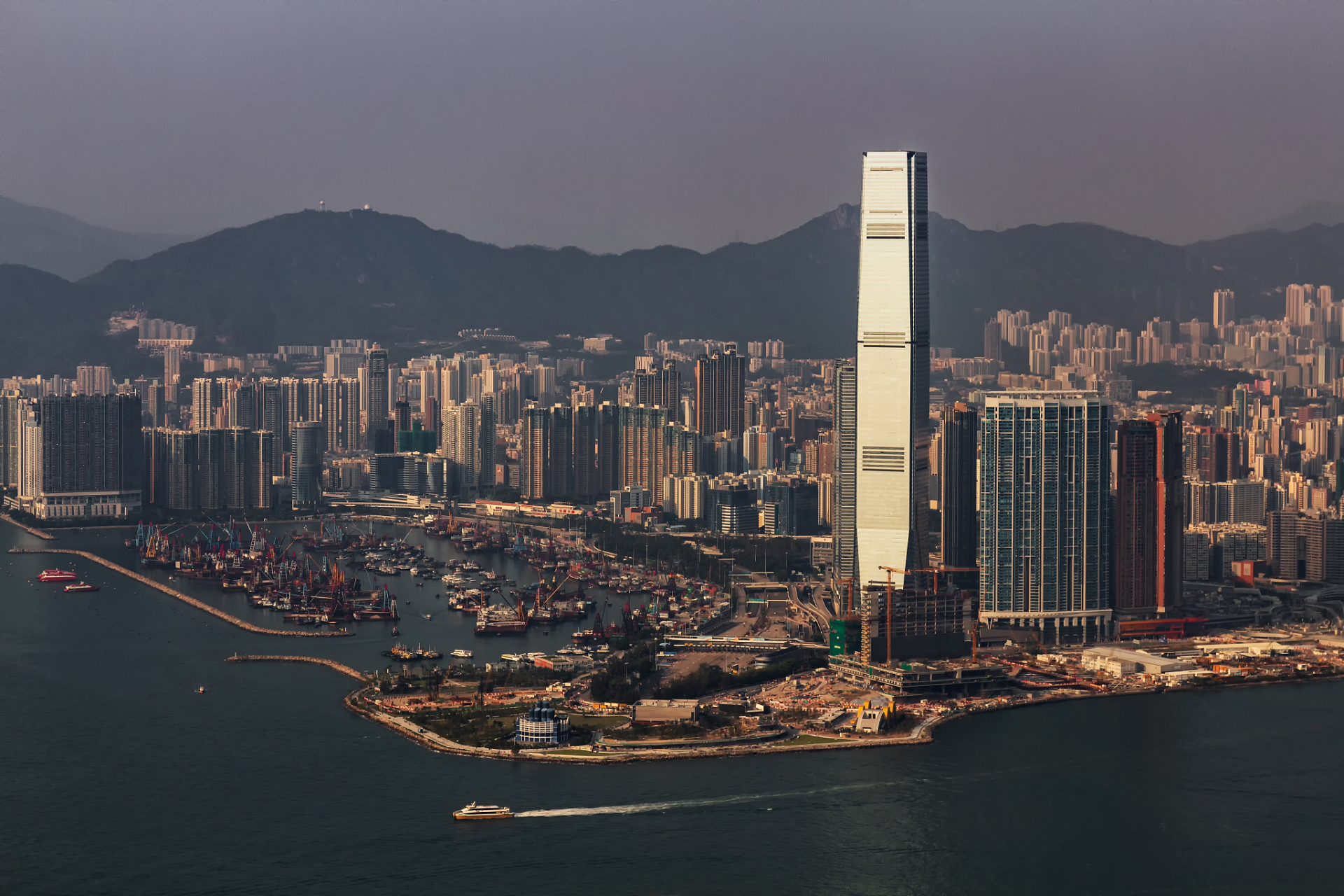 维多利亚港可欣赏海景和夜景;香港迪士尼乐园有许多迪士尼角色和游乐