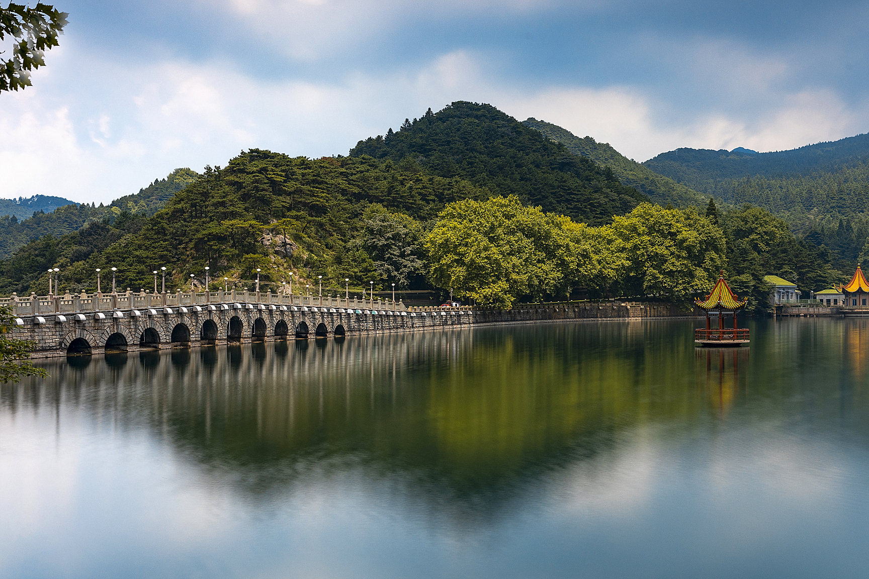 必去的五大景点包括千岛湖风景区,大慈岩风景区,七里扬帆景区,灵栖洞