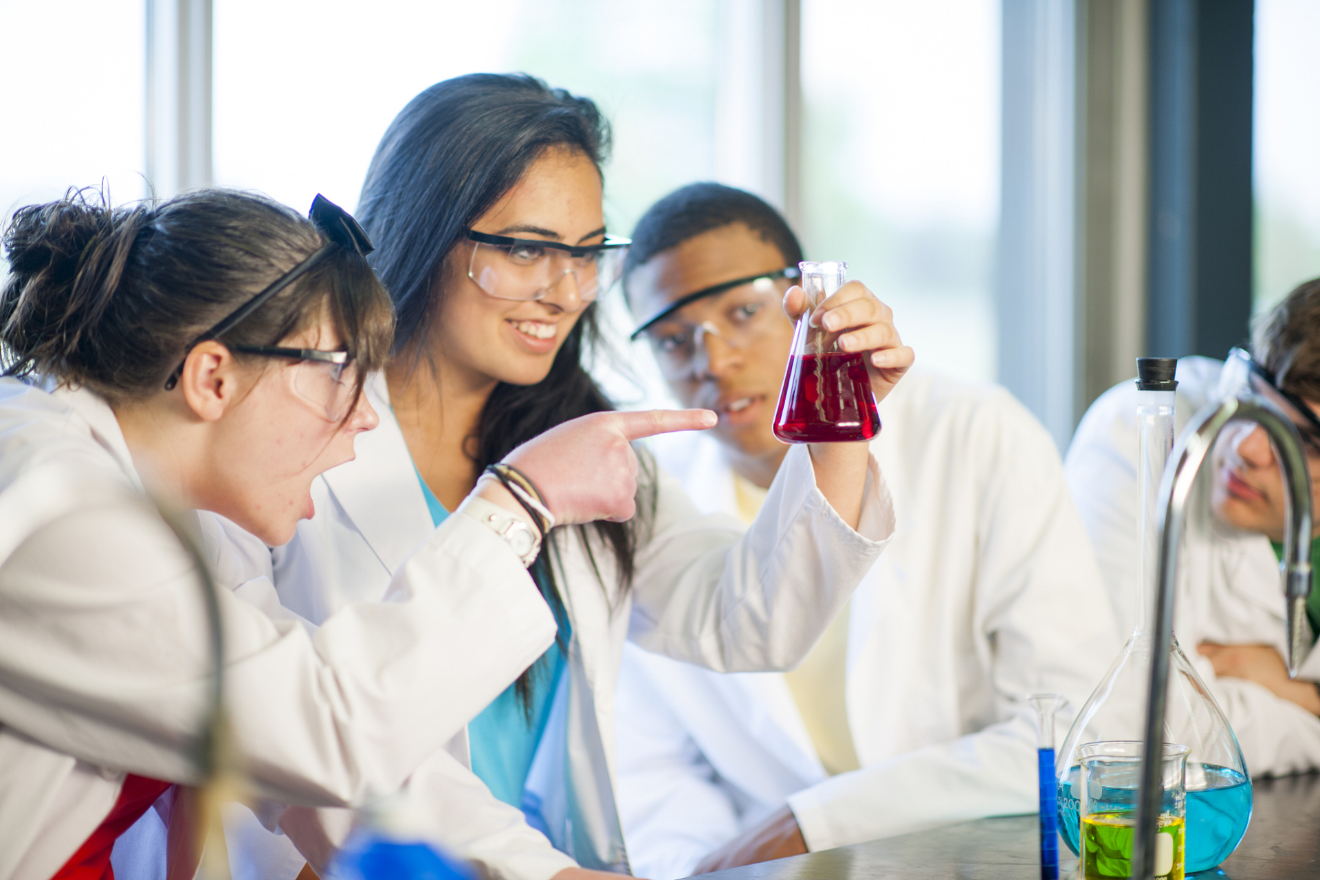 药学专业的主要课程包括有机化学,生物化学,药物化学,药剂学,药理学