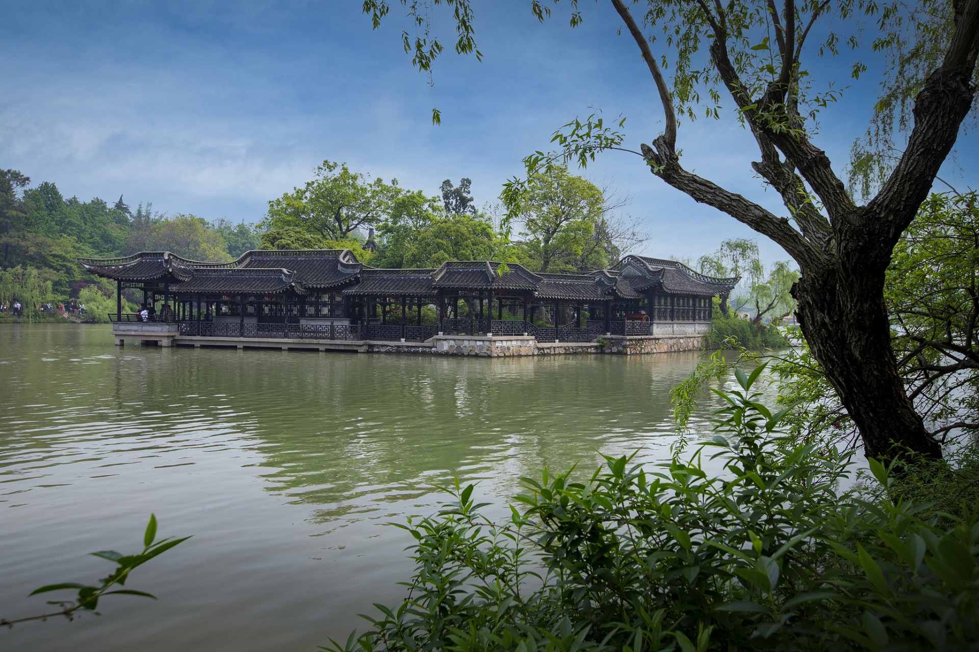 扬州瘦西湖是一个集自然风光,历史文化,园林建筑,动植物园和美食于