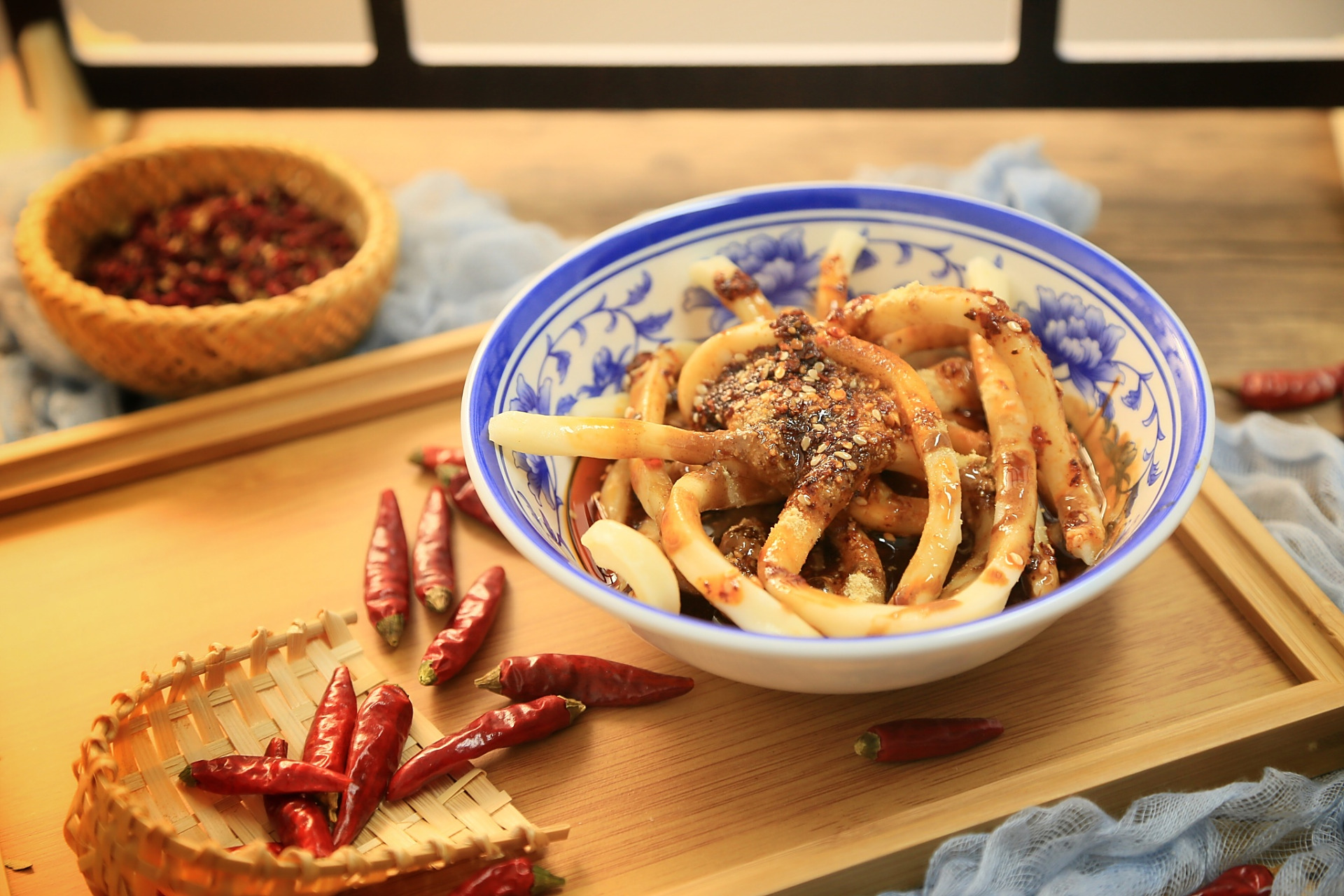 甜水面是四川成都非常有名的一道地方特色小吃,顾名思义就是面条中有