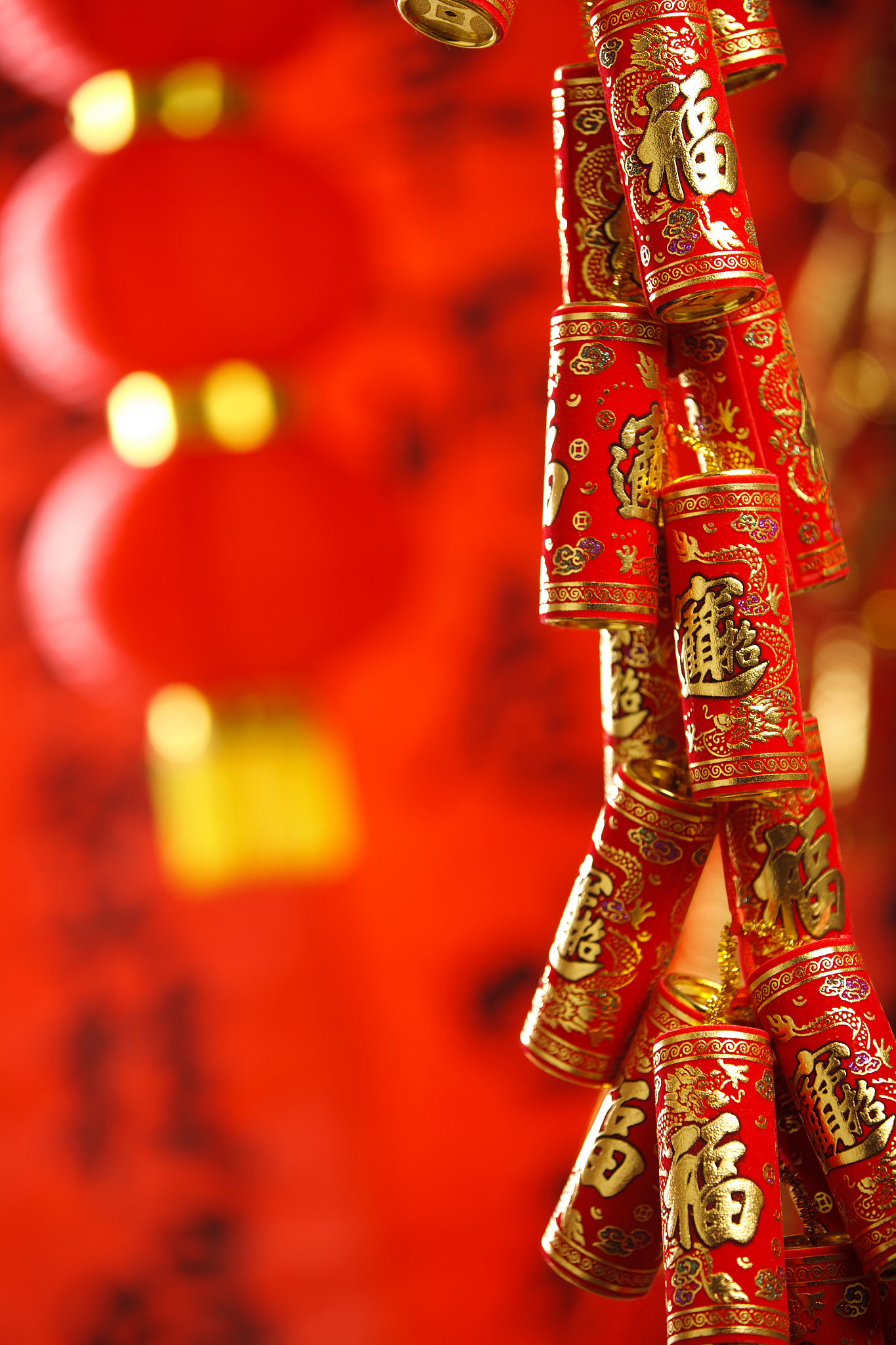 大年初一,晨光微破,鞭炮声中迎新岁.家家户户,灯火通明,笑语盈盈