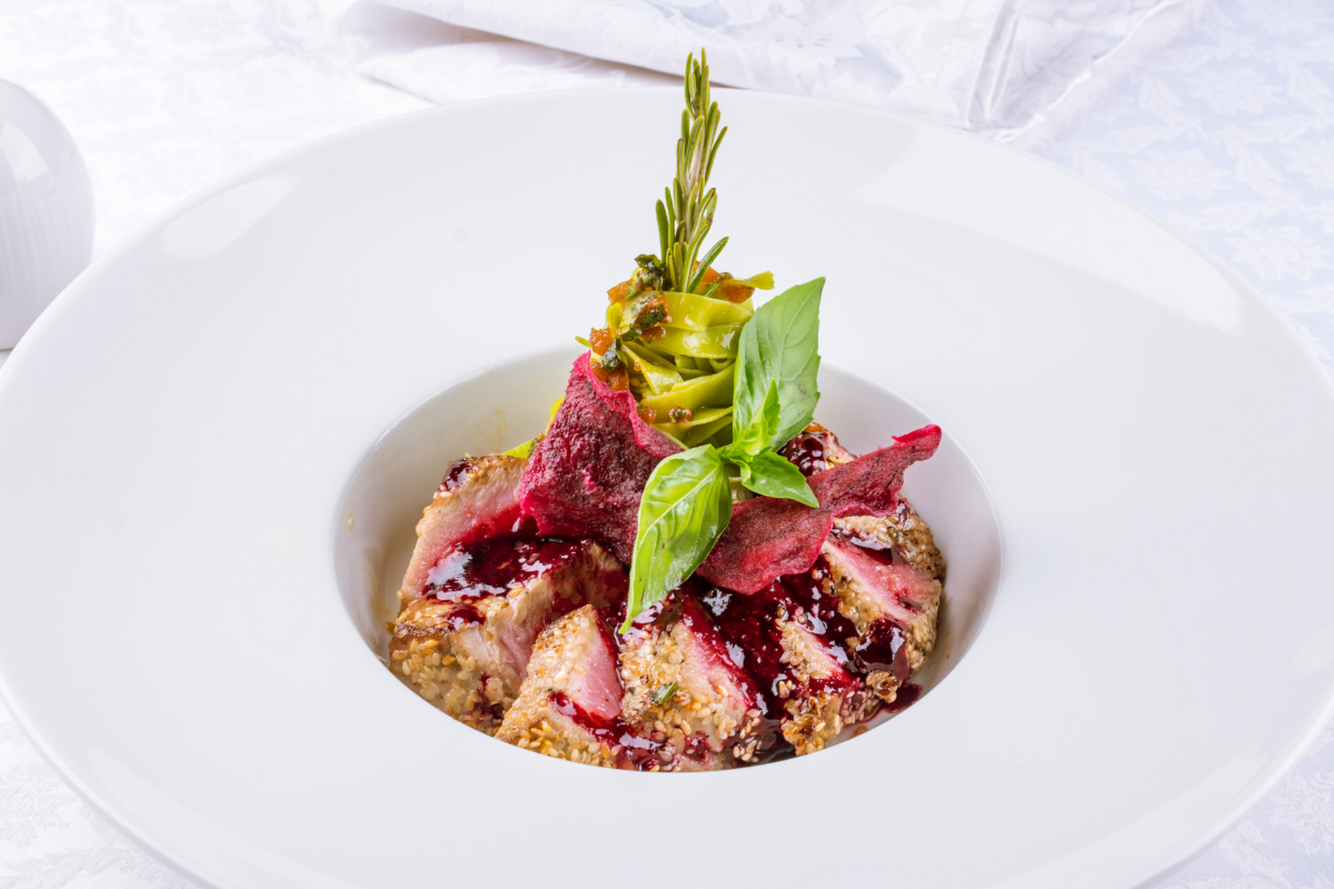 一提到法国,精致优雅的法式美食被不少人津津乐道,美味的焗蜗牛和鹅肝