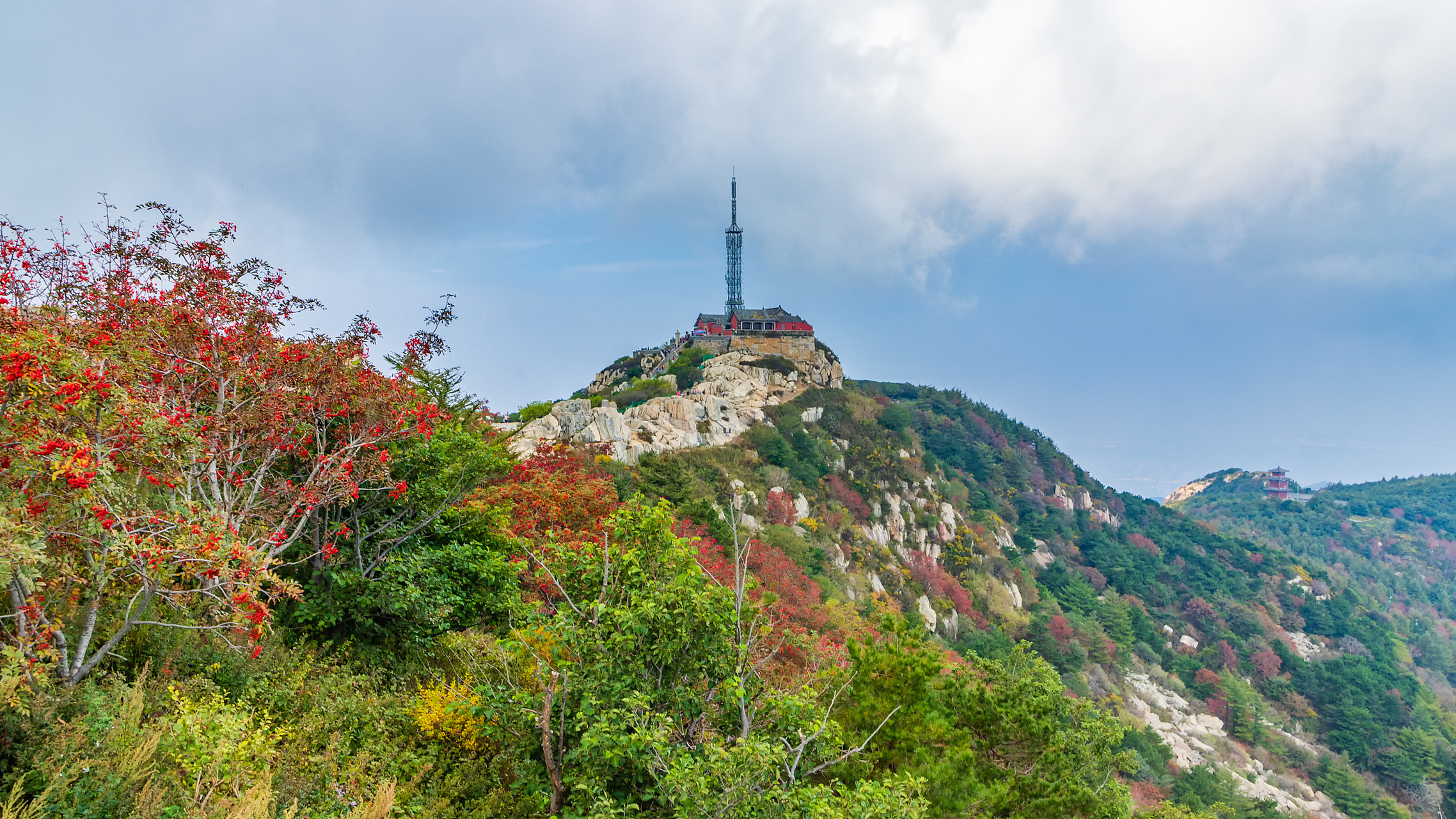 盘山风景区是全国知名的红叶风景区之一,每逢秋日,这里的山间便弥漫着