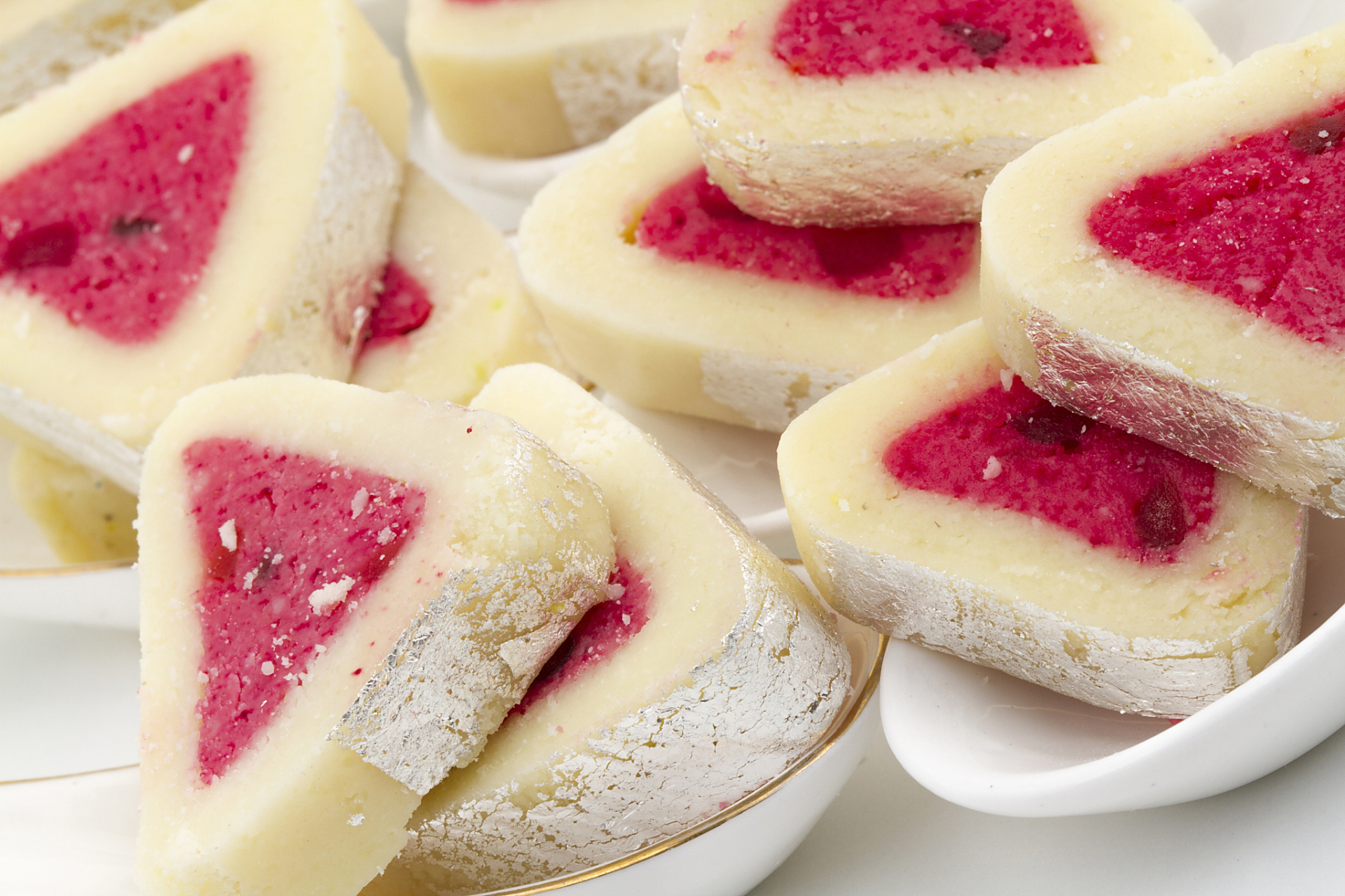 #五千年食光#广州粤菜之荔枝糕  广州,这座历史悠久的城市,以其独特的