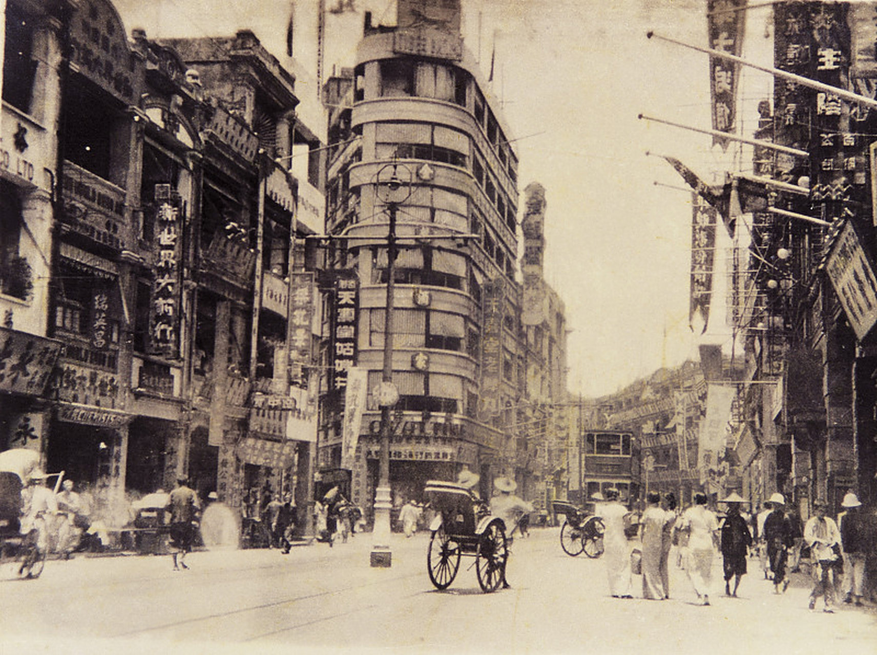 1947年的上海,外滩的夜景虽不惊艳,却是城市最繁华之地.