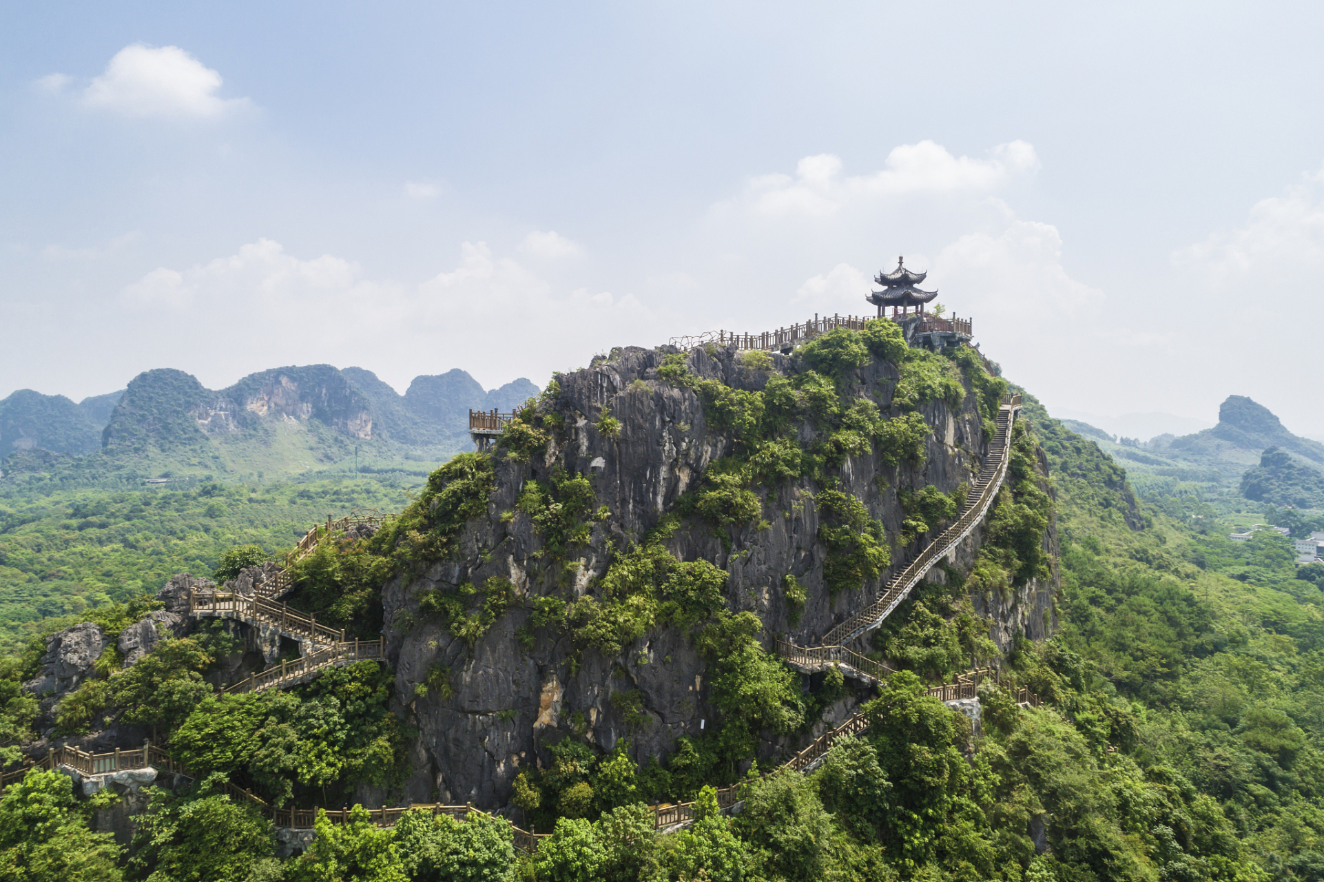 重庆龙鳞石海景区以奇石,怪石,险峰,峡谷为主要景观,有着独特的喀斯特