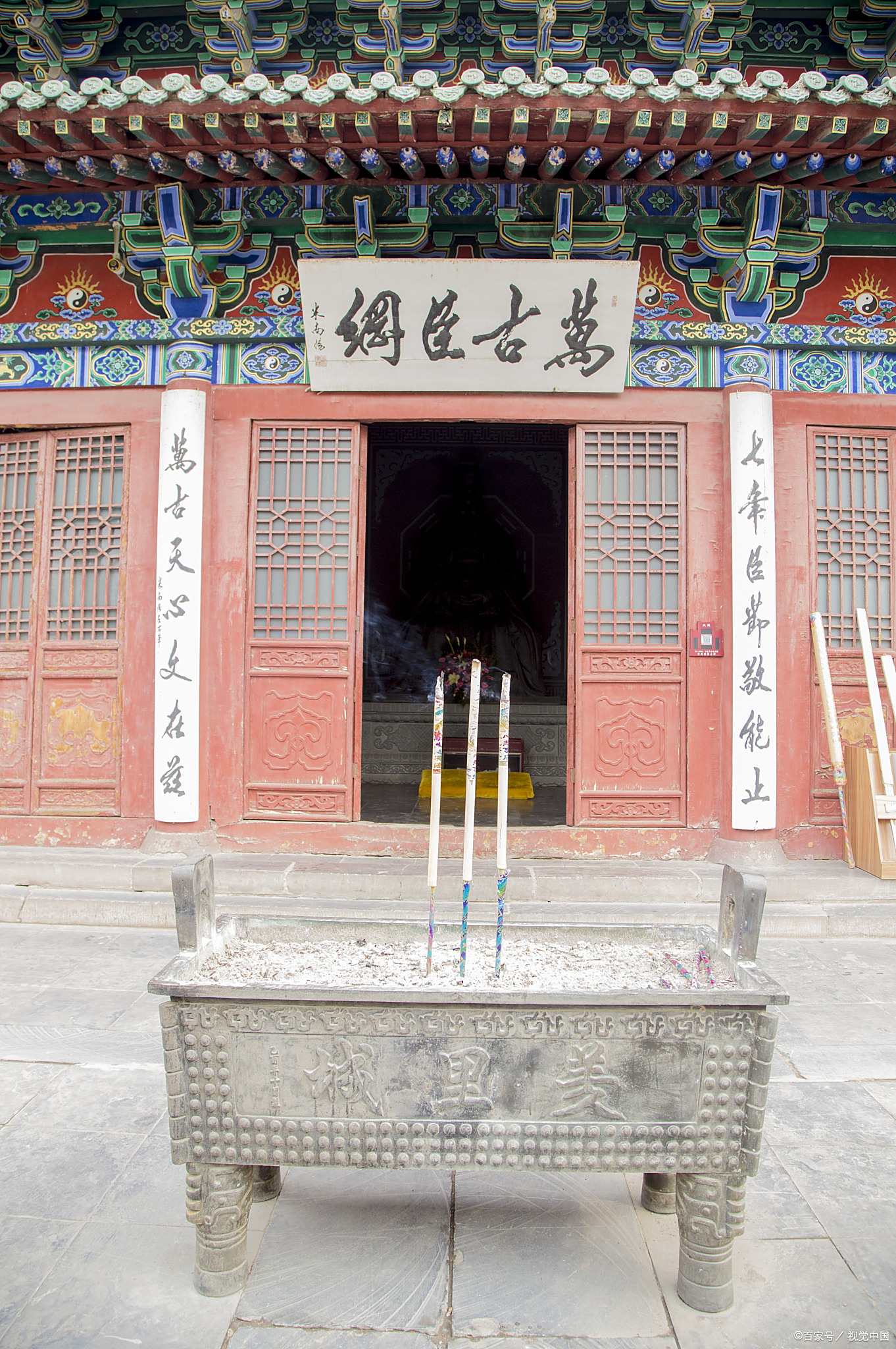 庙内保存有众多的碑刻,塑像等文物,展示了比干的生平事迹和后人对他的