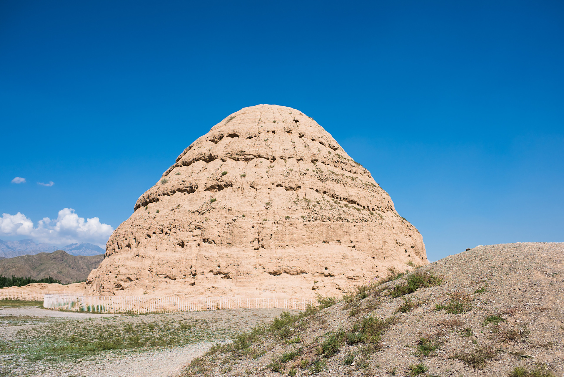 西夏陵国家考古遗址公园(也称西夏王陵)西夏王朝由党项人建立,其文字