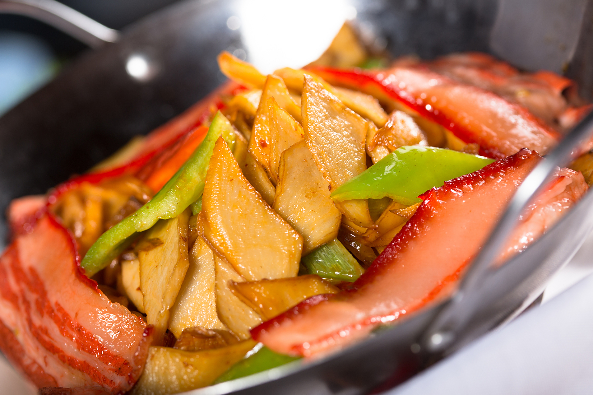 火腿焖笋——舌尖上的美食盛宴 关注我,分享更多美味家常菜肴!