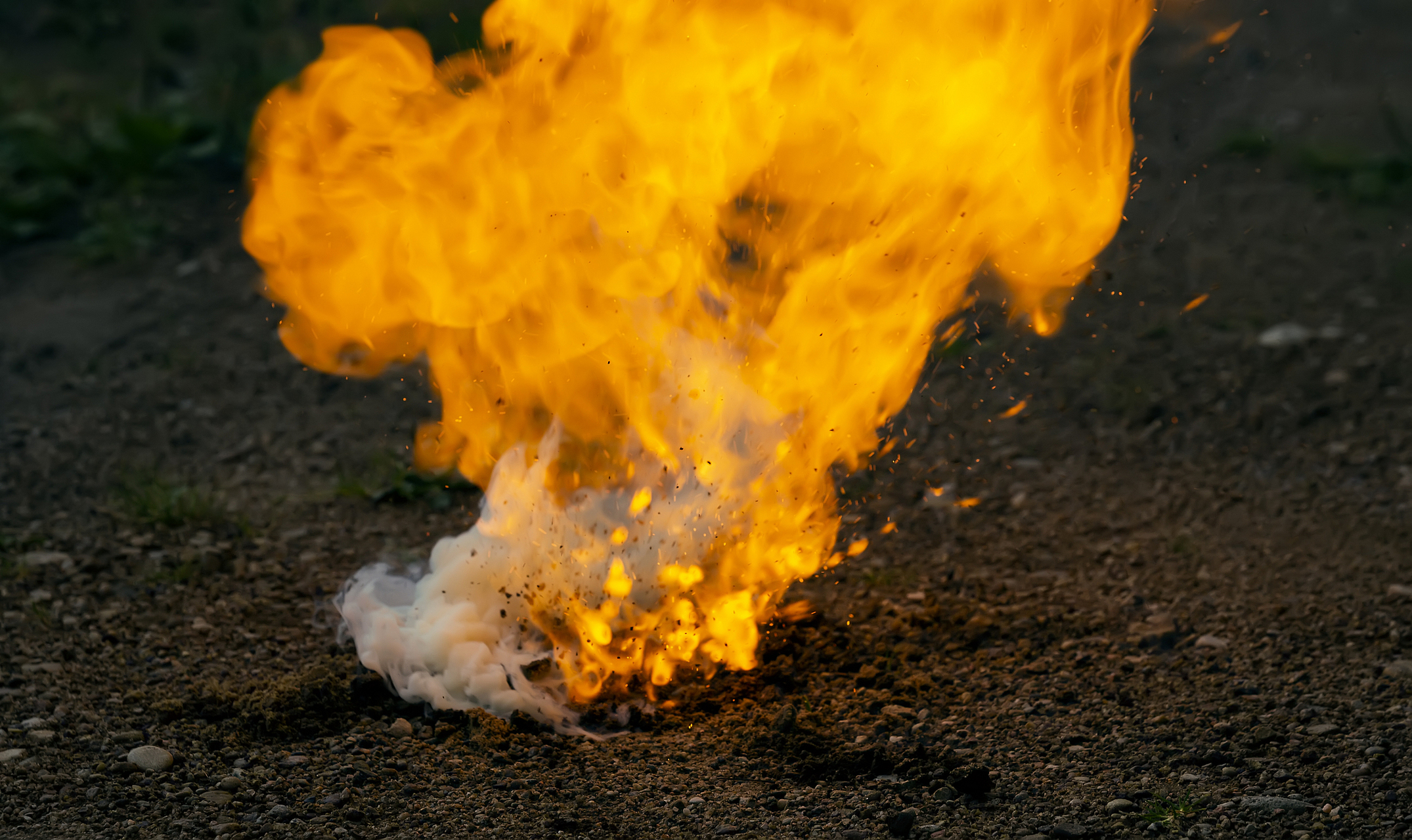 死灰复燃,冷灰重新燃烧起来,原比喻失势的人重新得势.