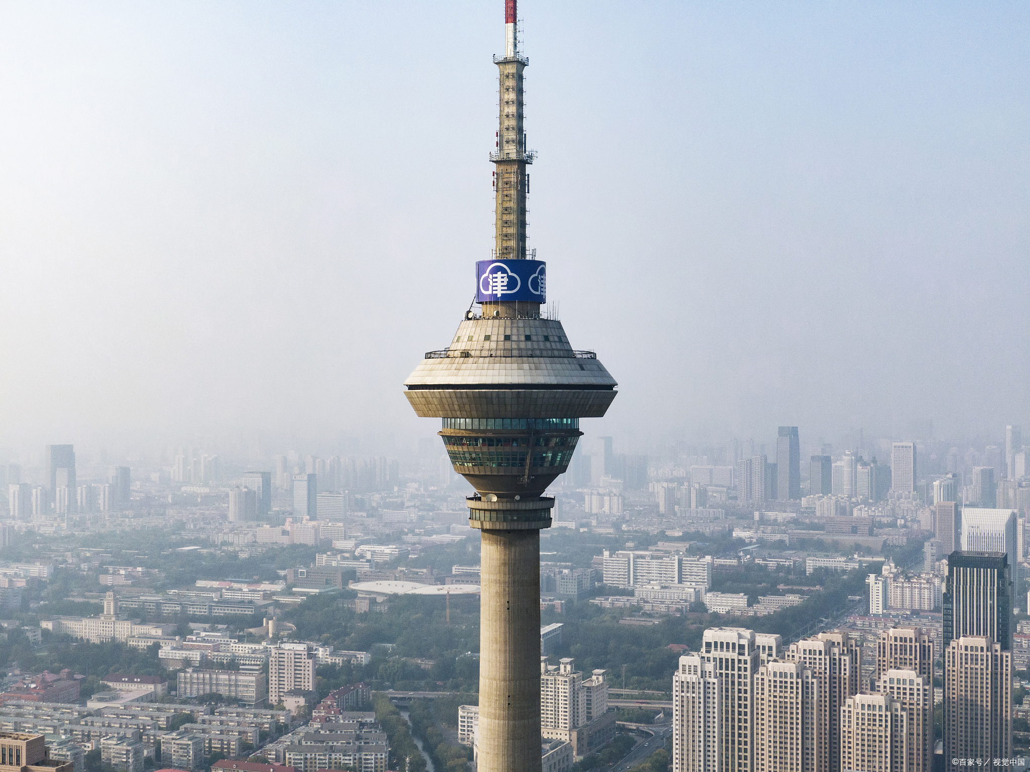 西山~ 中央电视塔 白天和晚上高清图片中央电视塔俯瞰中央广播电视塔