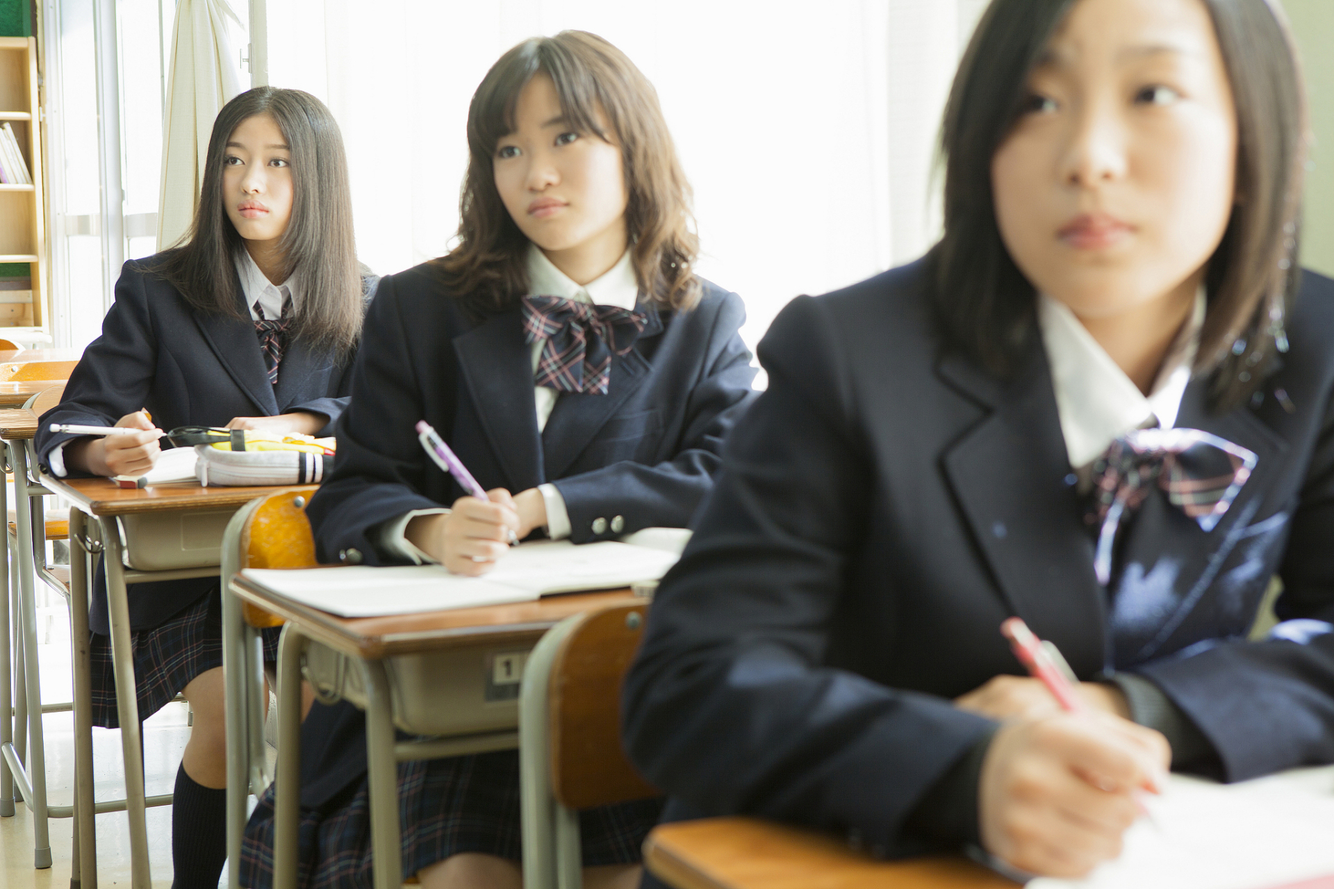 日本通过新政,三孩到高中毕业每月发3万日元(约1500元人民币)  主要的