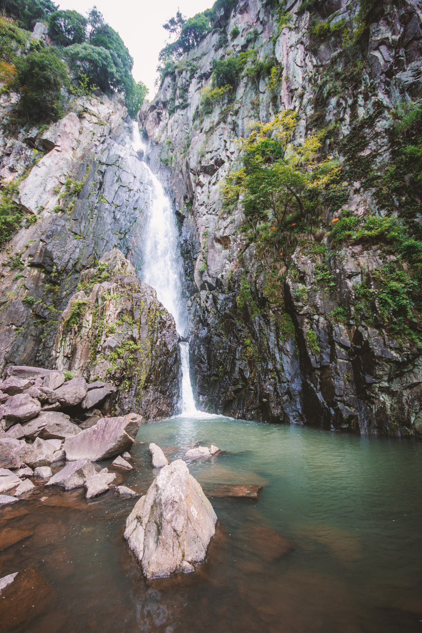 台州市天台山景区旅游攻略  天台山,坐落于浙江省台州市,素以"佛宗道