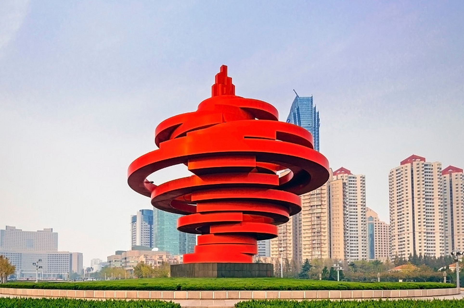 五四广场,青岛市的璀璨明珠!标志性建筑"五月的风"屹立在此地.