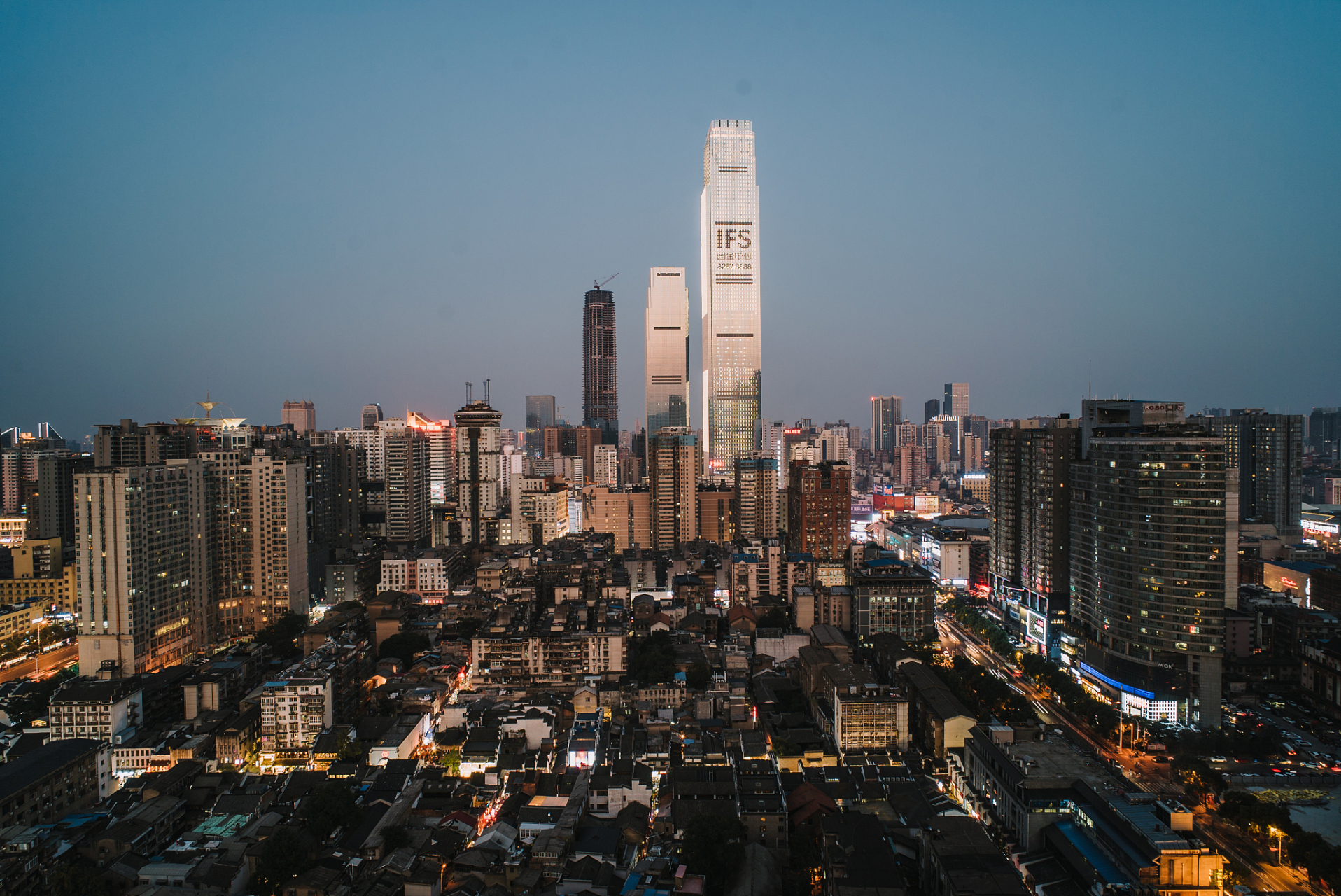 长沙的最高楼是国金中心ifs,其中最特别的是73楼的观景台,可以俯瞰
