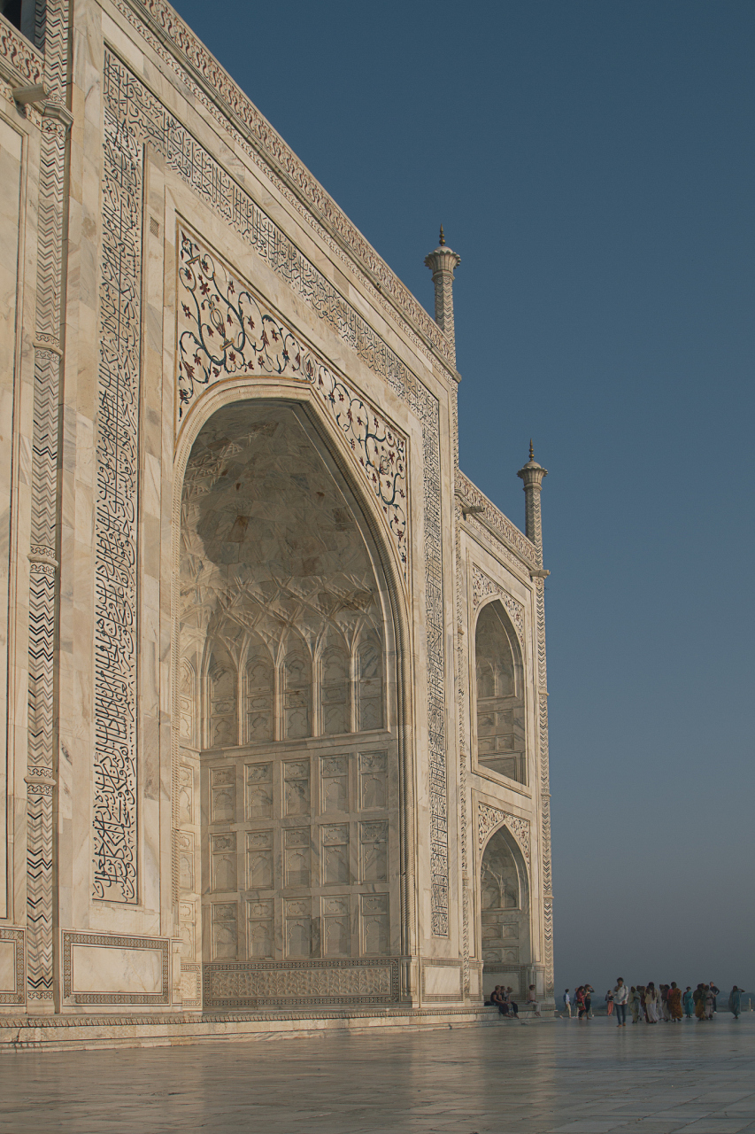 波斯人主要信仰什叶派伊斯兰教,使用波斯文字母;阿拉伯人主要信仰逊尼