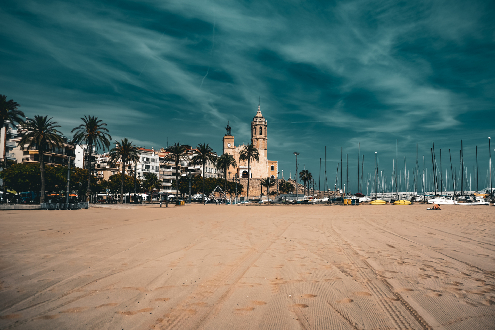 浙江的海滨城市,如舟山群岛,象山县和温岭市等是夏日避暑的绝佳去处.