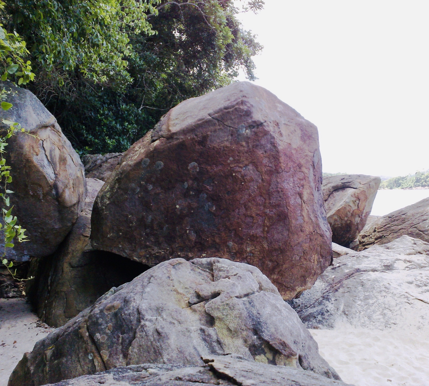 铜鼓岭的石头公园是一个令人叹为观止的地质奇观,拥有亿万年形成的