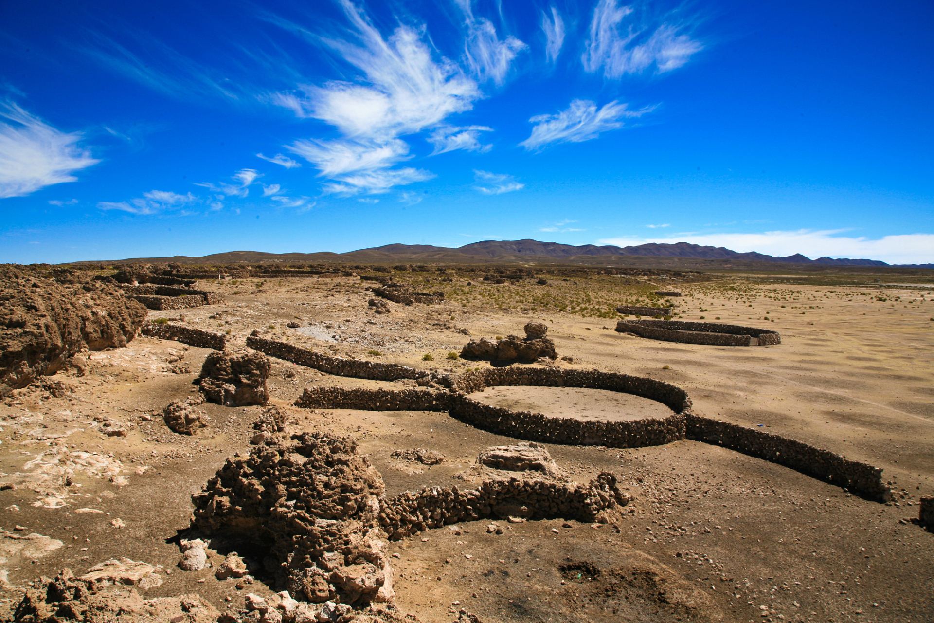 罗布泊是中国新疆维吾尔自治区境内的一个大型盐碱湖,被誉为"中国的