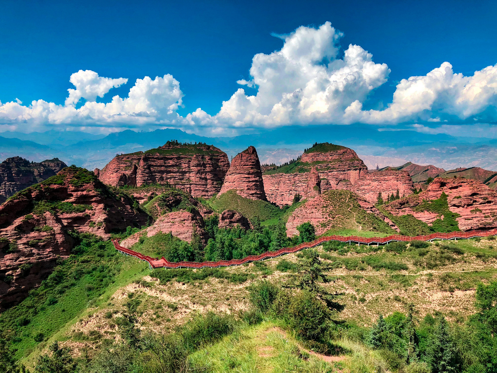 水墨丹霞景区是位于甘肃省兰州市永登县树屏镇的自然瑰宝,拥有丰富的